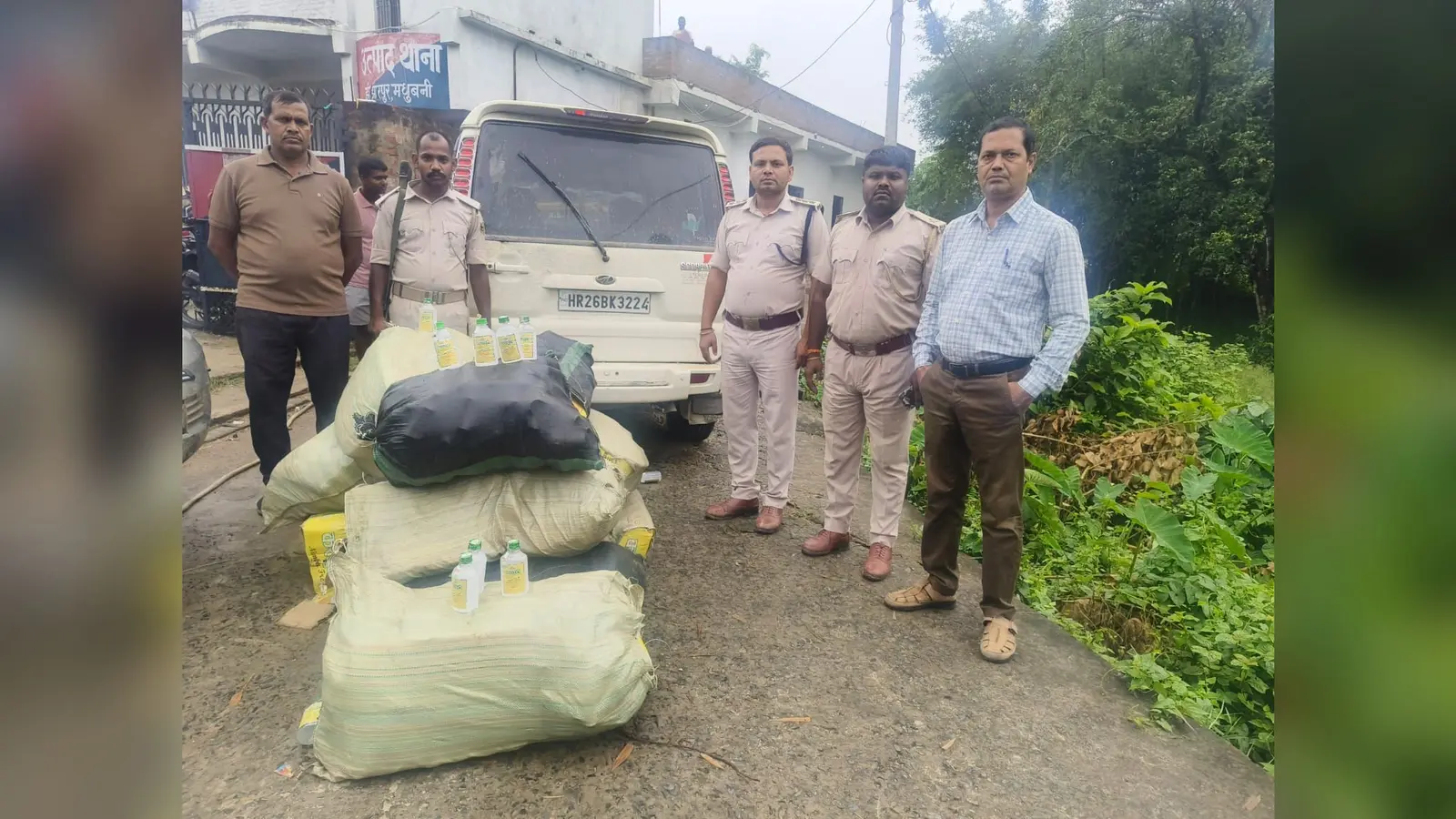 शराब व तस्कर के साथ उत्पाद थाना पुलिस | Prabhat Khabar Network शराब व तस्कर के साथ उत्पाद थाना पुलिस | Prabhat Khabar Network