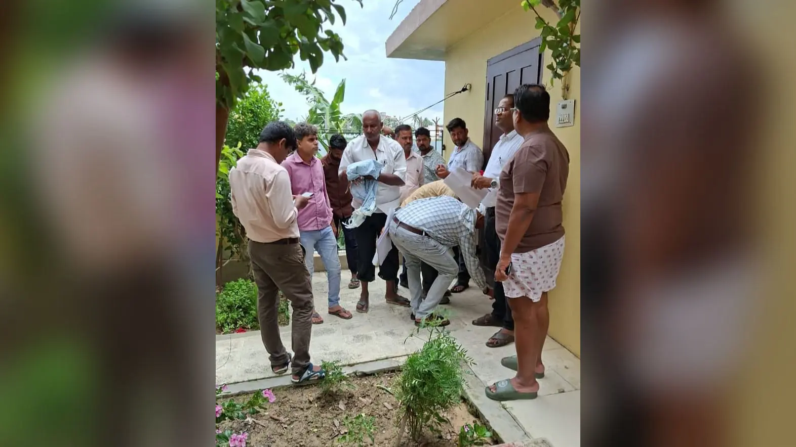 फोटो- 1परिचय- मापी करते अमीन व मौजूद लोग. | Prabhat Khabar Network फोटो- 1परिचय- मापी करते अमीन व मौजूद लोग. | Prabhat Khabar Network