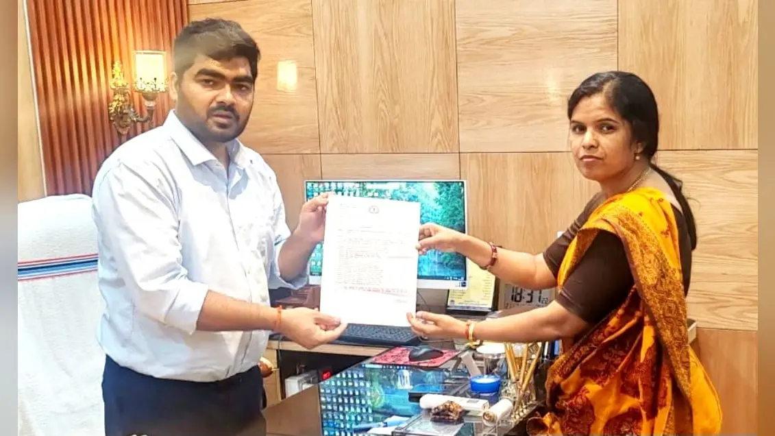 फोटो कैप्शन 22 बरकट्ठा 3 में - डीएफओ को मांग पत्र सौंपतीं कुमकुम देवी. | Prabhat Khabar Network फोटो कैप्शन 22 बरकट्ठा 3 में - डीएफओ को मांग पत्र सौंपतीं कुमकुम देवी. | Prabhat Khabar Network