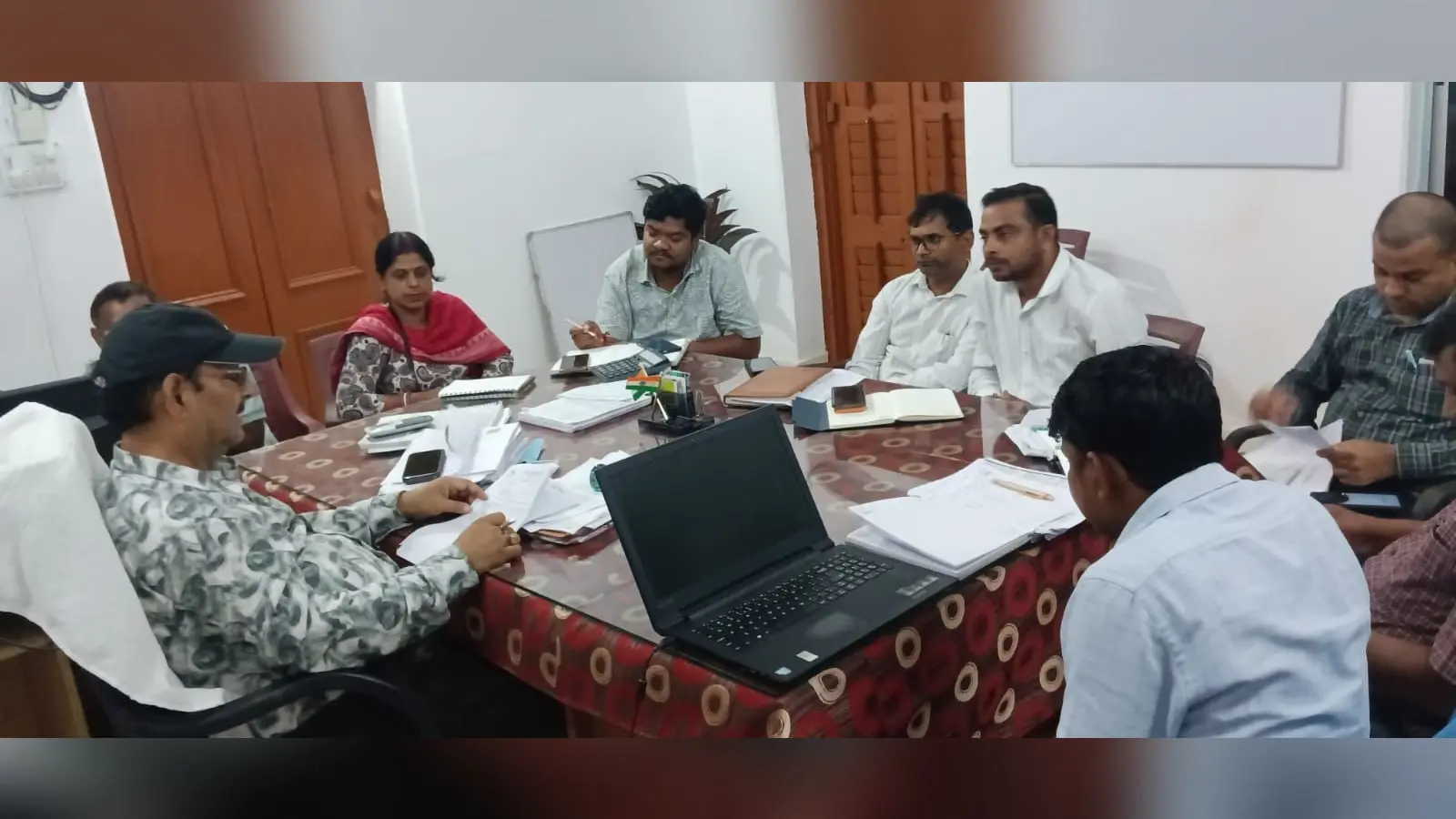 विद्युत विभाग के कार्यपालक अभियंता बैठक करते | Prabhat Khabar Network विद्युत विभाग के कार्यपालक अभियंता बैठक करते | Prabhat Khabar Network