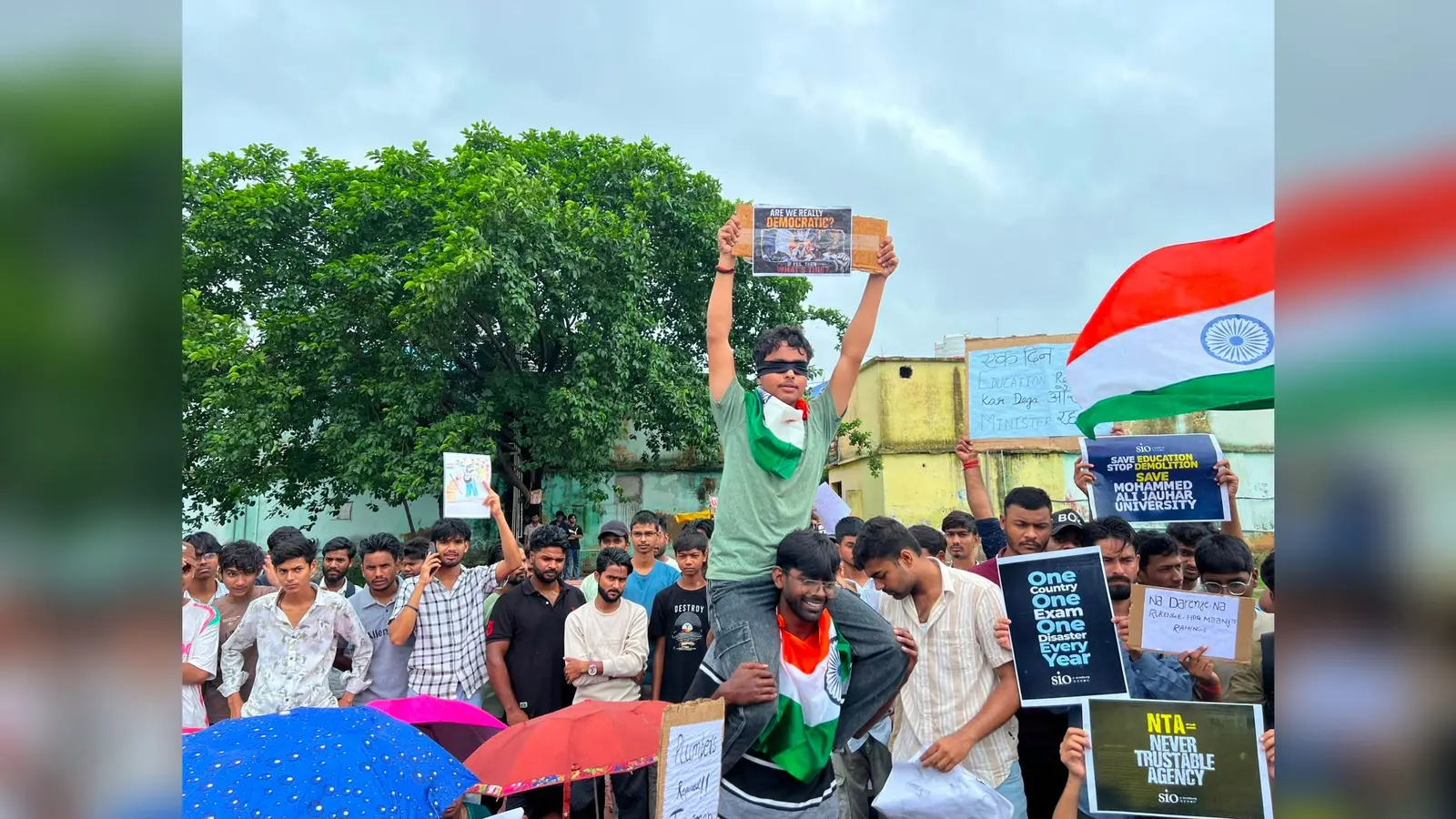 आंख पर पट्टी बांधकर प्रदर्शन करते छात्र | Prabhat Khabar Network आंख पर पट्टी बांधकर प्रदर्शन करते छात्र | Prabhat Khabar Network