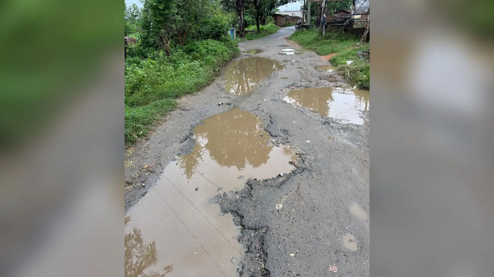 फोटो फाइल : 22गोला,04- जर्जर सड़क | Prabhat Khabar Network फोटो फाइल : 22गोला,04- जर्जर सड़क | Prabhat Khabar Network