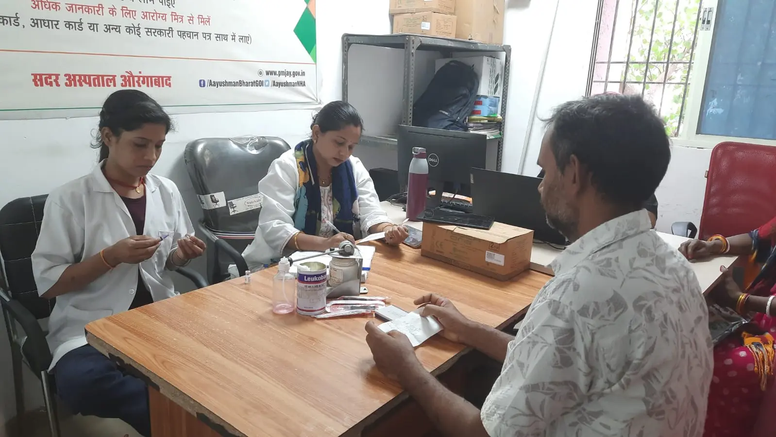 मरीजो का इलाज करते स्वास्थ्य कर्मी | Prabhat Khabar Network मरीजो का इलाज करते स्वास्थ्य कर्मी | Prabhat Khabar Network