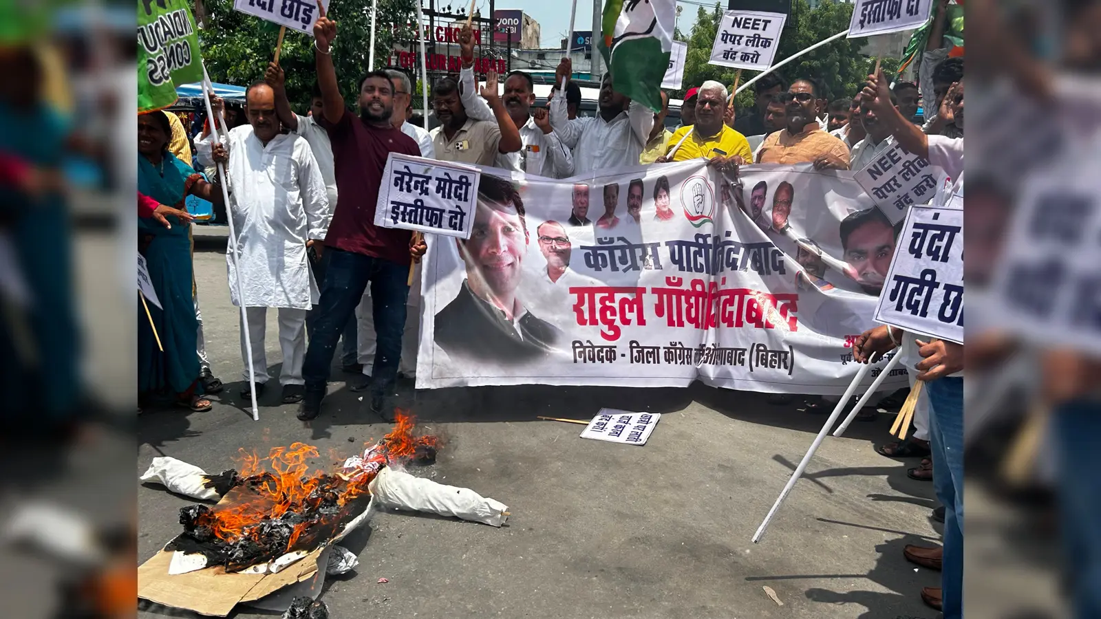 प्रदर्शन में शामिल कांग्रेस कार्यकर्ता | Prabhat Khabar Network प्रदर्शन में शामिल कांग्रेस कार्यकर्ता | Prabhat Khabar Network