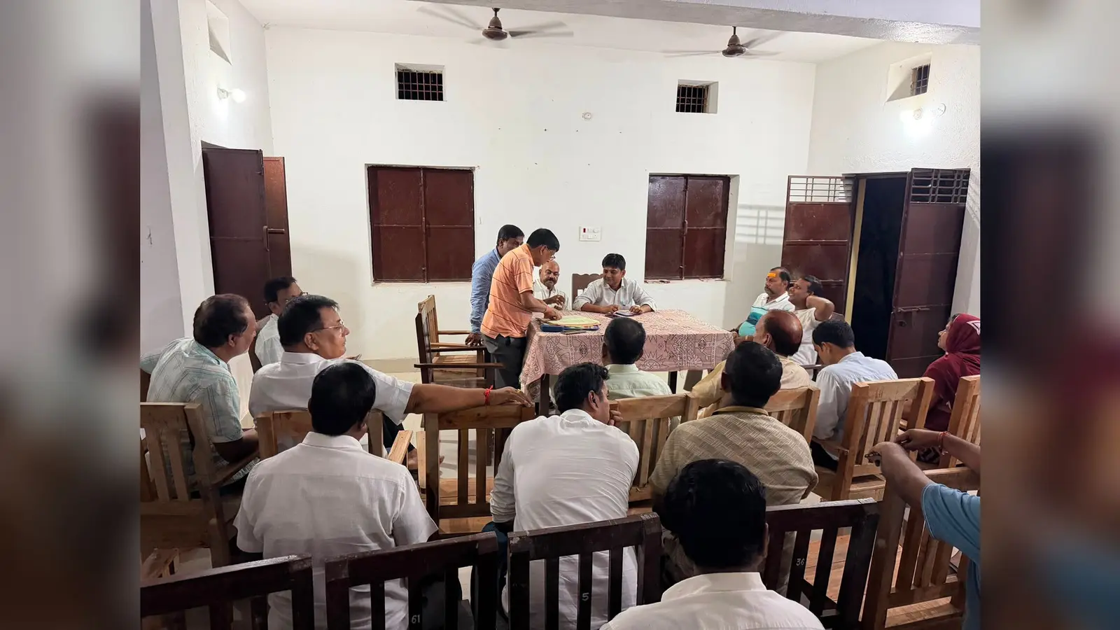 बैठक में शामिल श्री कृष्ण गौशाला बखरी के सदस्य | Prabhat Khabar Network बैठक में शामिल श्री कृष्ण गौशाला बखरी के सदस्य | Prabhat Khabar Network