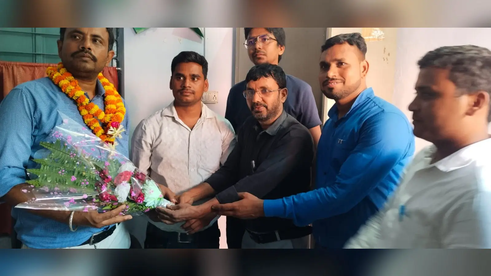 बीईओ का पदभार ग्रहण करने के बाद अनुमंडल कल्याण पदाधिकारी अमल किशोर का पुष्प कुछ लेकर स्वागत करते कार्यालय कर्मी | Prabhat Khabar Network बीईओ का पदभार ग्रहण करने के बाद अनुमंडल कल्याण पदाधिकारी अमल किशोर का पुष्प कुछ लेकर स्वागत करते कार्यालय कर्मी | Prabhat Khabar Network