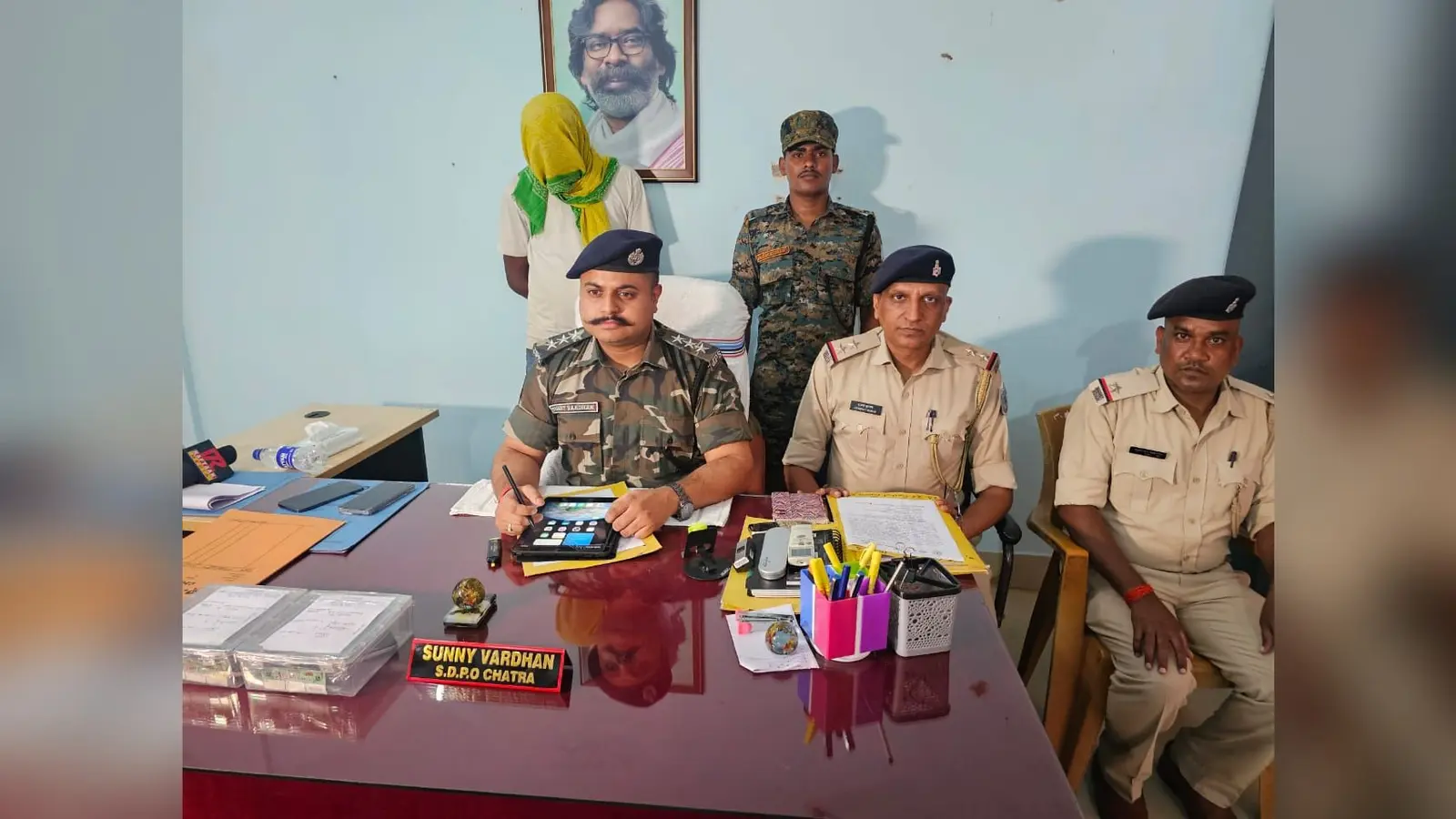 प्रेस कॉन्फ्रेंस करते चतरा डीएसपी शनि वर्धन | Prabhat Khabar Network प्रेस कॉन्फ्रेंस करते चतरा डीएसपी शनि वर्धन | Prabhat Khabar Network