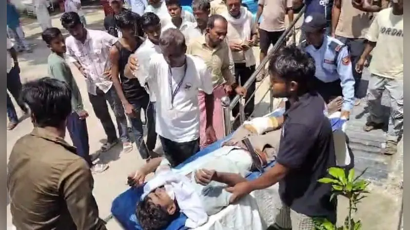 फोटो -54- सीएचसी में घायल को ले जाते स्वास्थ्यकर्मी | Prabhat Khabar Network फोटो -54- सीएचसी में घायल को ले जाते स्वास्थ्यकर्मी | Prabhat Khabar Network