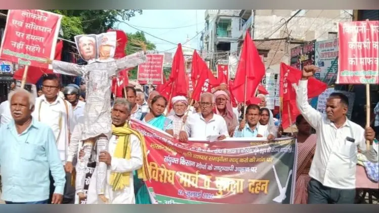 शहर में विरोध मार्च करते विभिन्न संगठनों के कार्यकर्ता | Prabhat Khabar Network शहर में विरोध मार्च करते विभिन्न संगठनों के कार्यकर्ता | Prabhat Khabar Network