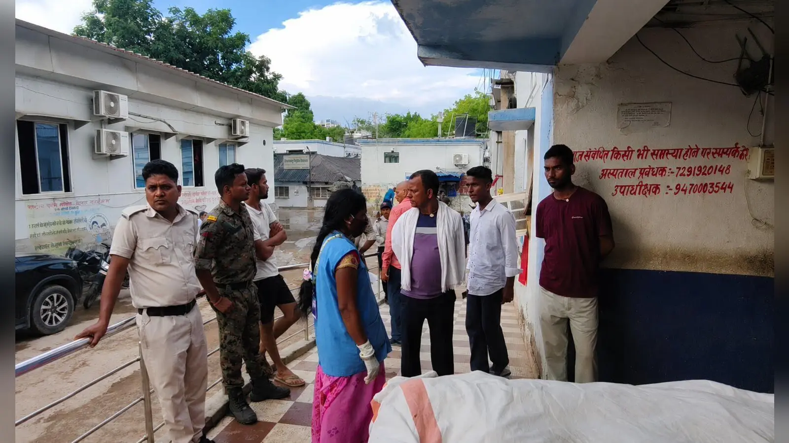 पोस्टमार्टम के लिए अस्पताल पहुंचा कैदी का शव | Prabhat Khabar Network पोस्टमार्टम के लिए अस्पताल पहुंचा कैदी का शव | Prabhat Khabar Network