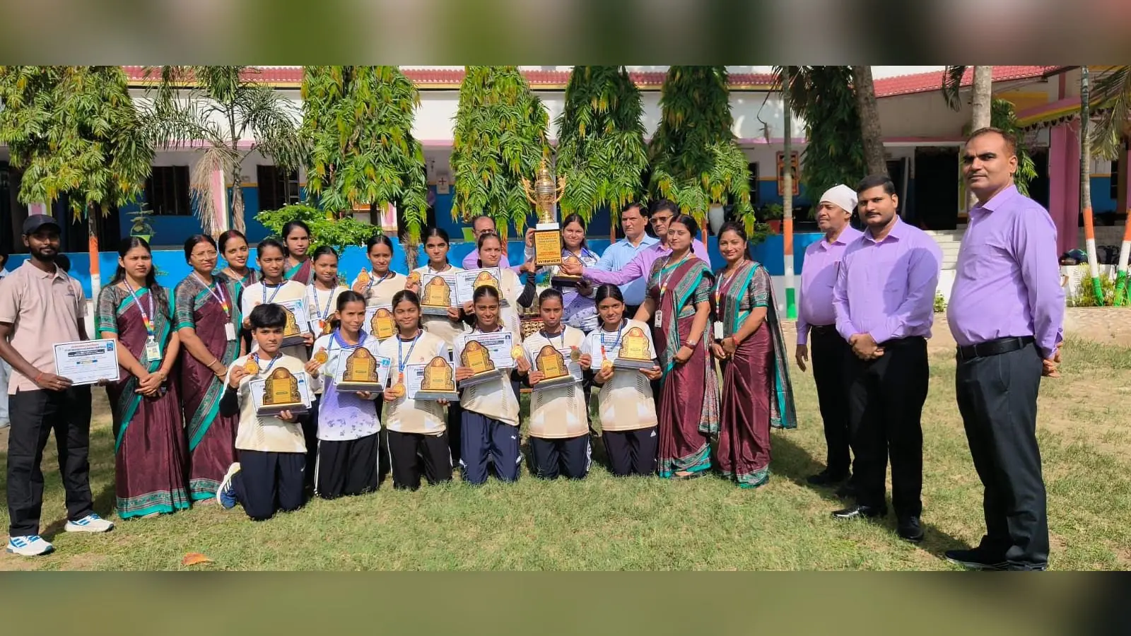 हैंडबॉल के खिलाड़ियों को सम्मानित करते स्कूल निदेशक व अन्य | Prabhat Khabar Network हैंडबॉल के खिलाड़ियों को सम्मानित करते स्कूल निदेशक व अन्य | Prabhat Khabar Network