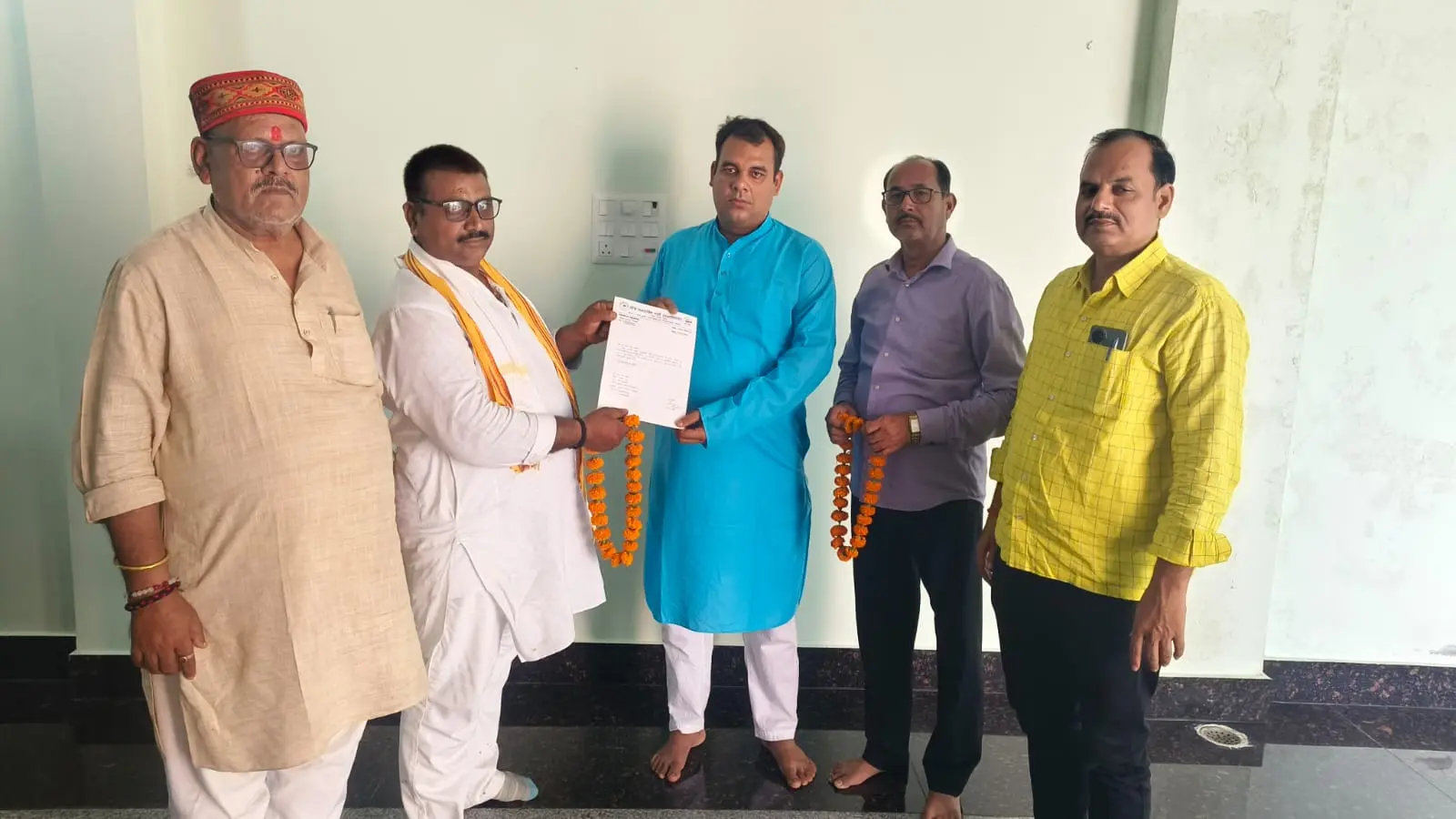 पकरीबरावां लोजपा प्रखंड अध्यक्ष को सम्मानित करते लोजपा के कार्यकर्ता. | Prabhat Khabar Network पकरीबरावां लोजपा प्रखंड अध्यक्ष को सम्मानित करते लोजपा के कार्यकर्ता. | Prabhat Khabar Network