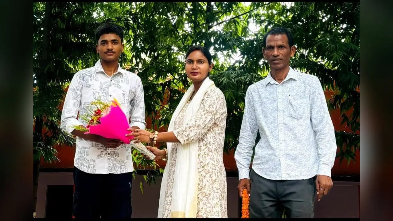 खिलाड़ी को सम्मानित करते खेल शिक्षिका | Prabhat Khabar Network खिलाड़ी को सम्मानित करते खेल शिक्षिका | Prabhat Khabar Network