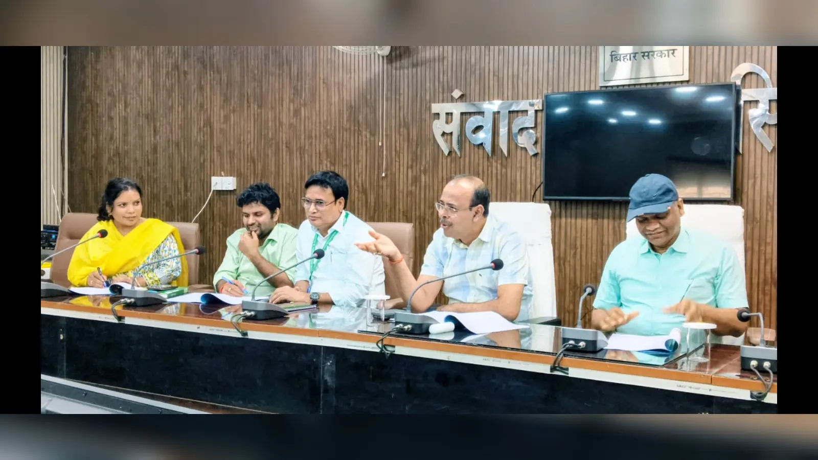 बैठक करते उप विकास आयुक्त बैठक में उपस्थित जिला स्तरीय पदाधिकारी | Prabhat Khabar Network बैठक करते उप विकास आयुक्त बैठक में उपस्थित जिला स्तरीय पदाधिकारी | Prabhat Khabar Network