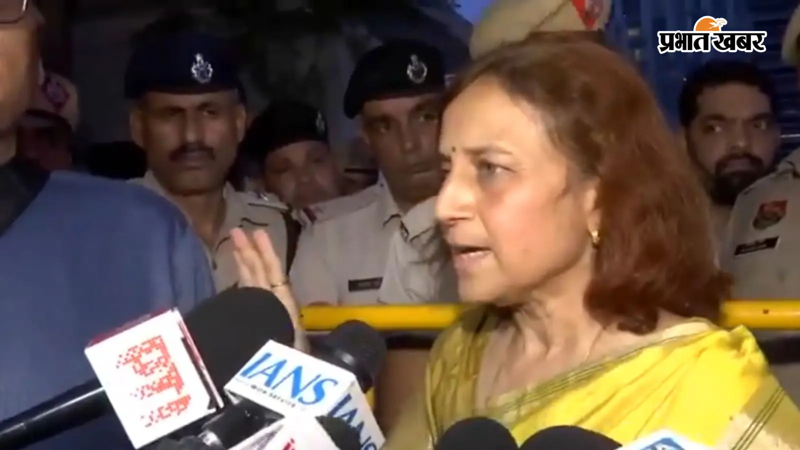 सोनम वांगचुक की पत्नी मेदांता अस्पताल के बाहर मीडिया से बात करती हुई, फोटो एक्स सोनम वांगचुक की पत्नी मेदांता अस्पताल के बाहर मीडिया से बात करती हुई, फोटो एक्स