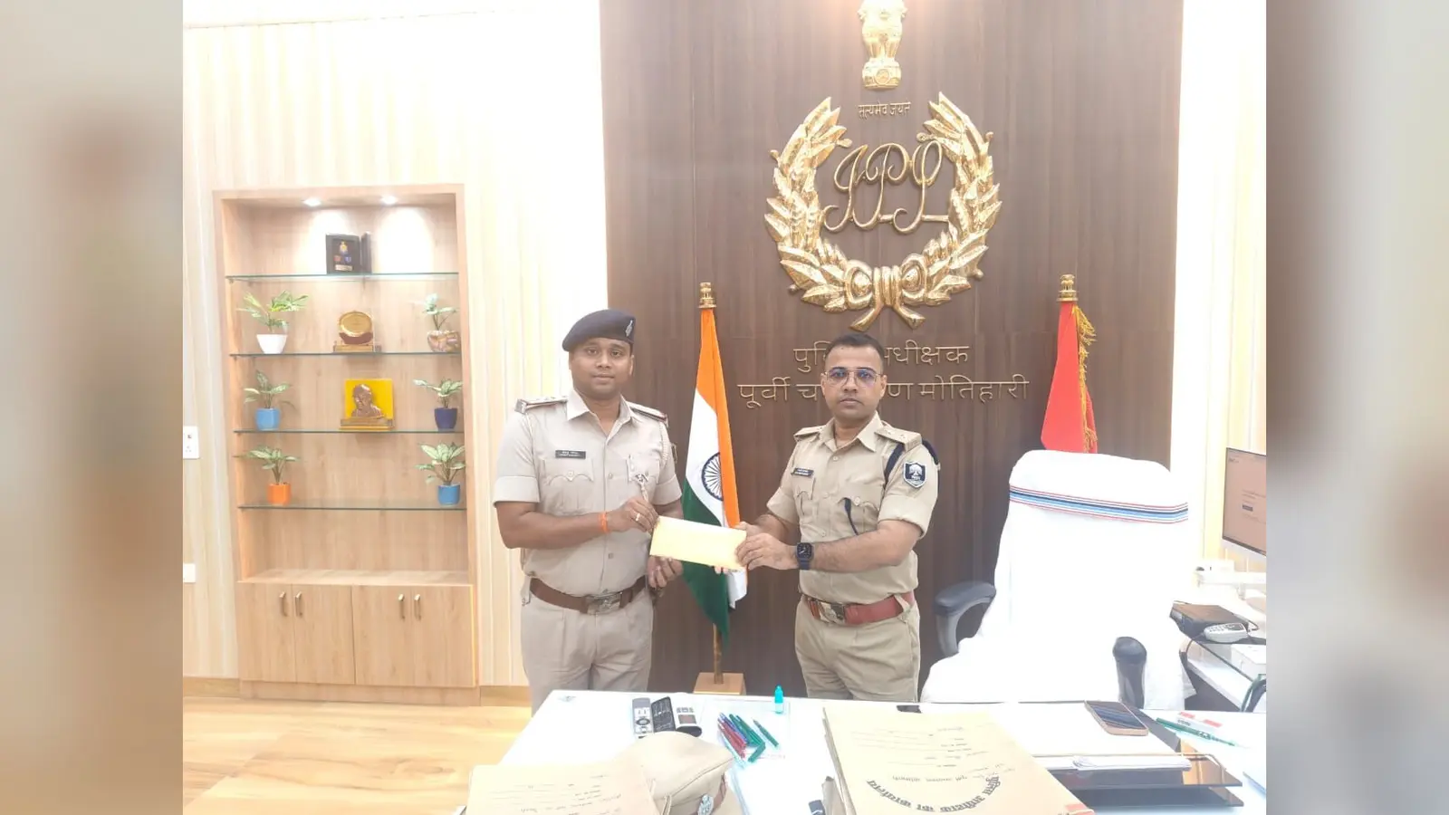 फोटो कैप्सन : मेहसी थानाध्यक्ष सानू गौरव को पुरस्कृत करते एसपी स्वर्ण प्रभात | Prabhat Khabar Network फोटो कैप्सन : मेहसी थानाध्यक्ष सानू गौरव को पुरस्कृत करते एसपी स्वर्ण प्रभात | Prabhat Khabar Network