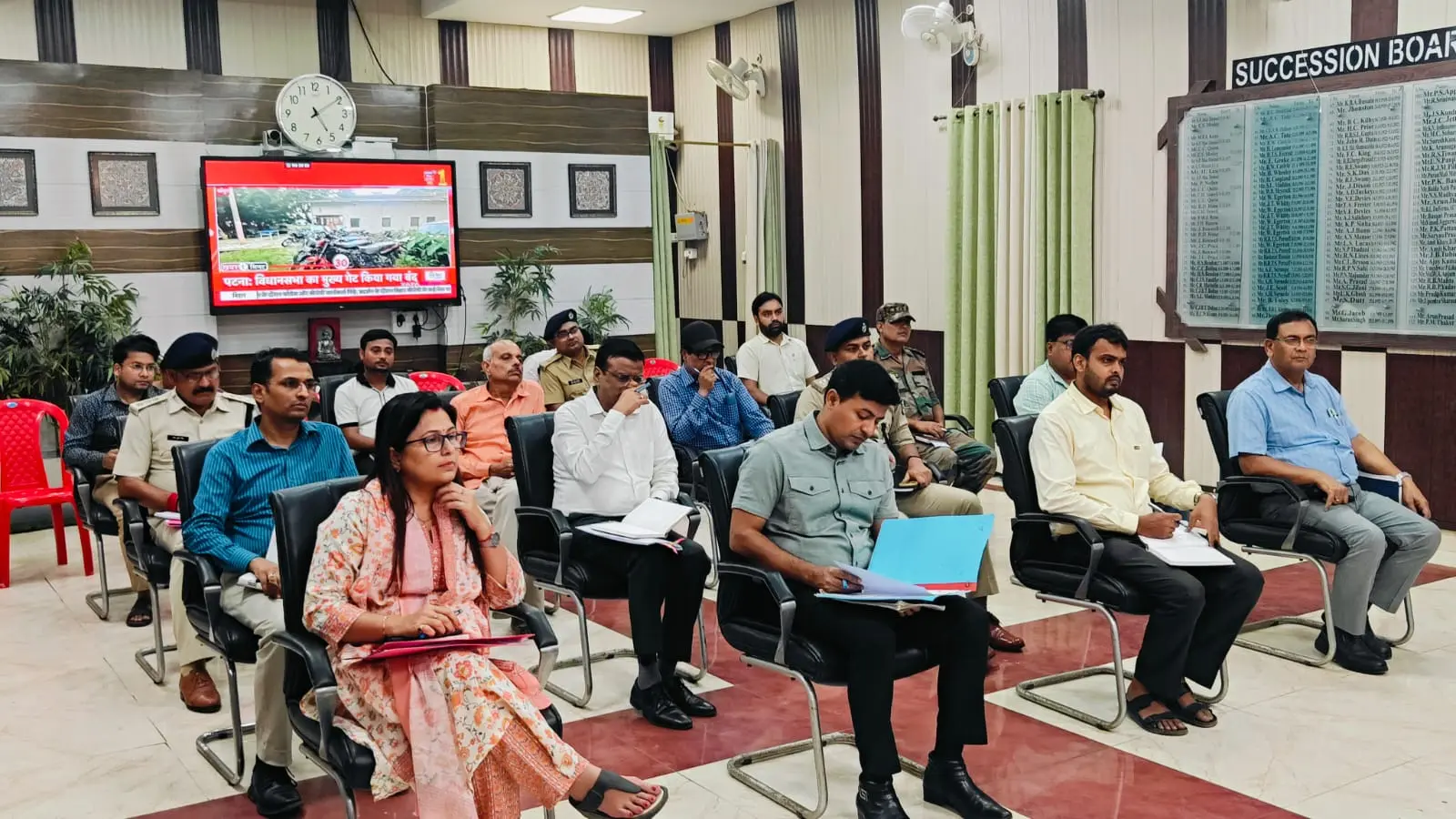 गणतंत्र दिवस तैयारी को लेकर डीएम की अध्यक्षता में आयोजित बैठक मे शामिल पदाधिकारी | Prabhat Khabar Network गणतंत्र दिवस तैयारी को लेकर डीएम की अध्यक्षता में आयोजित बैठक मे शामिल पदाधिकारी | Prabhat Khabar Network