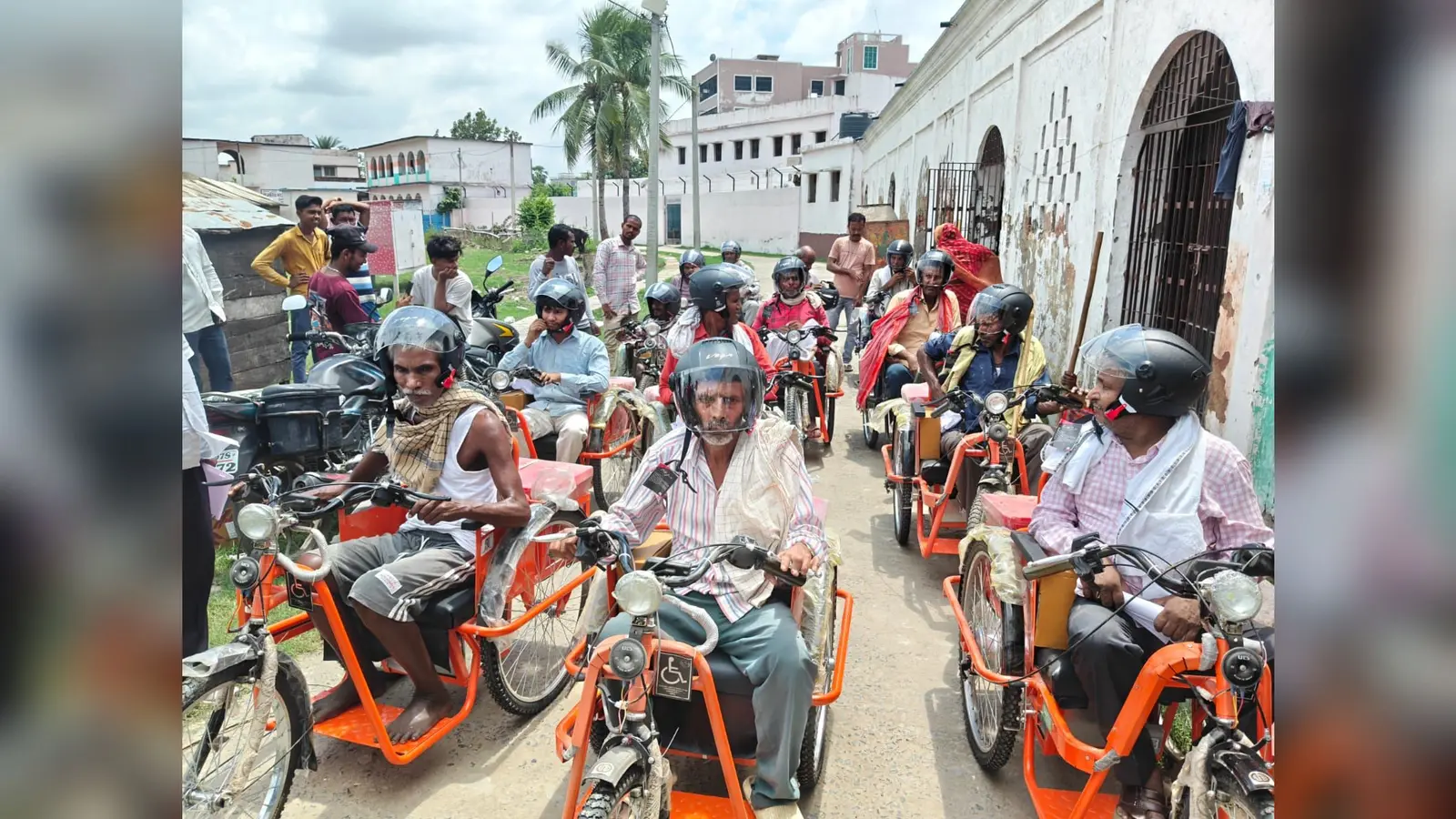 पुअर होम परिसर में दिव्यांगजनों के बीच ट्राई साइकिल वितरण | Prabhat Khabar Network पुअर होम परिसर में दिव्यांगजनों के बीच ट्राई साइकिल वितरण | Prabhat Khabar Network