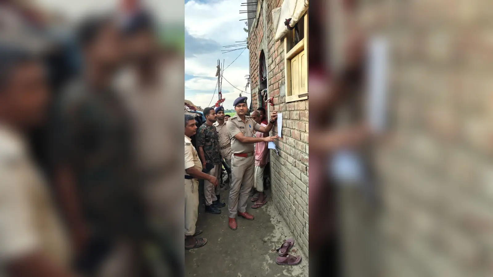 महिशौथ गाँव के फरार अभियुक्त के3 घर इस्तेहार चिपकाते तिलकेश्वर थाना अध्यक्ष | Prabhat Khabar Network महिशौथ गाँव के फरार अभियुक्त के3 घर इस्तेहार चिपकाते तिलकेश्वर थाना अध्यक्ष | Prabhat Khabar Network