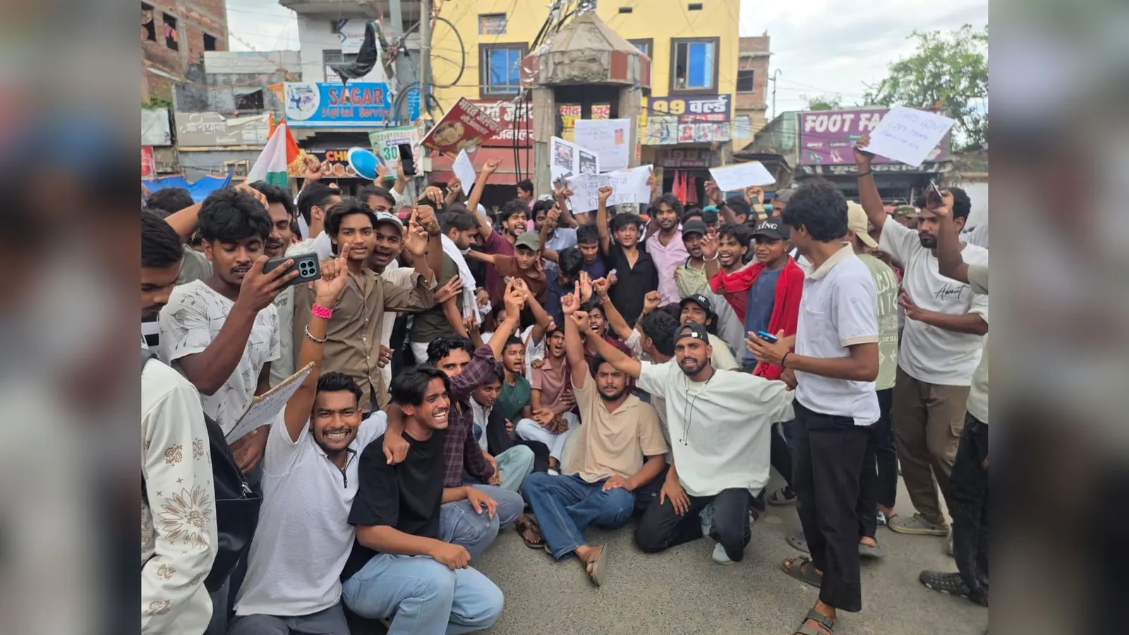 फोटो-4 मेहसौल चौक जाम कर विरोध प्रदर्शन करते छात्र व युवा. | Prabhat Khabar Network फोटो-4 मेहसौल चौक जाम कर विरोध प्रदर्शन करते छात्र व युवा. | Prabhat Khabar Network
