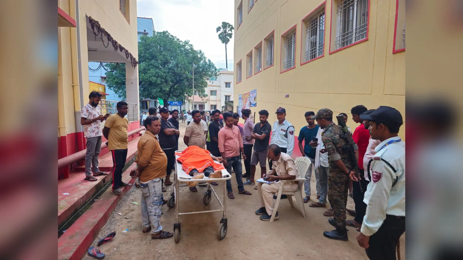 रोते विलखते परिजन वो अस्पताल में मृतक के साथ मौजूद परिजन एंव पुलिस | Prabhat Khabar Network रोते विलखते परिजन वो अस्पताल में मृतक के साथ मौजूद परिजन एंव पुलिस | Prabhat Khabar Network
