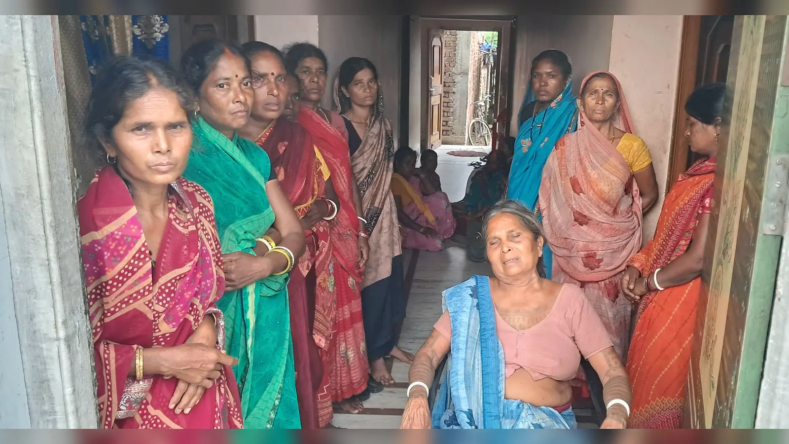 फोटो फाइल : 22 चितरपुर डी - रोते बिलखते मृतक की मां और परिजन | Prabhat Khabar Network फोटो फाइल : 22 चितरपुर डी - रोते बिलखते मृतक की मां और परिजन | Prabhat Khabar Network
