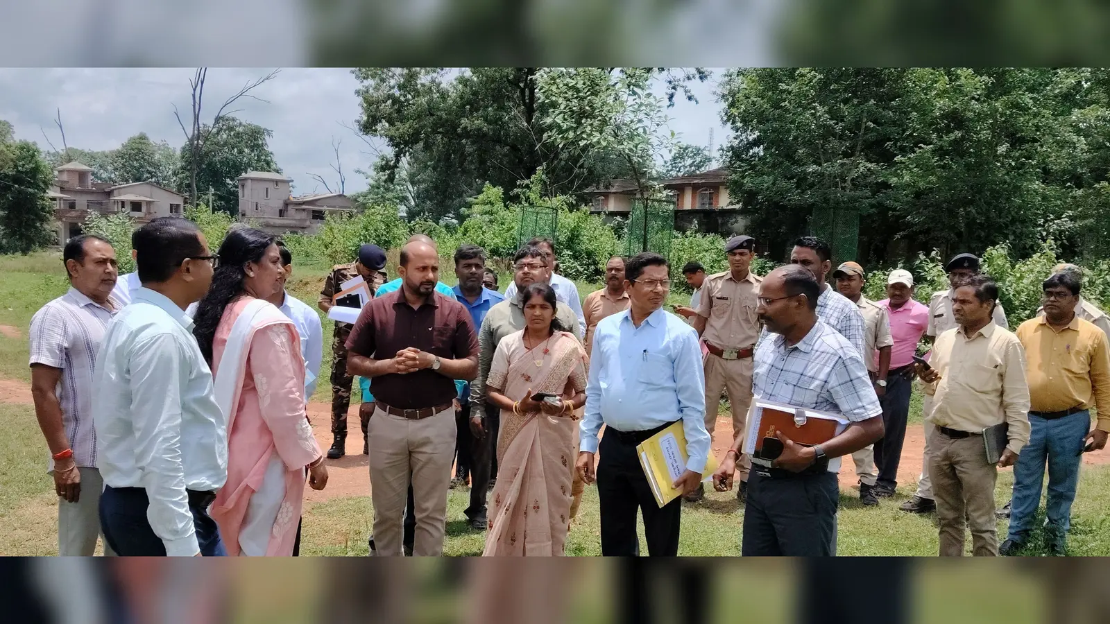 फोटो फाइल : 22गोला,05- मौके पर मौजूद लोग | Prabhat Khabar Network फोटो फाइल : 22गोला,05- मौके पर मौजूद लोग | Prabhat Khabar Network