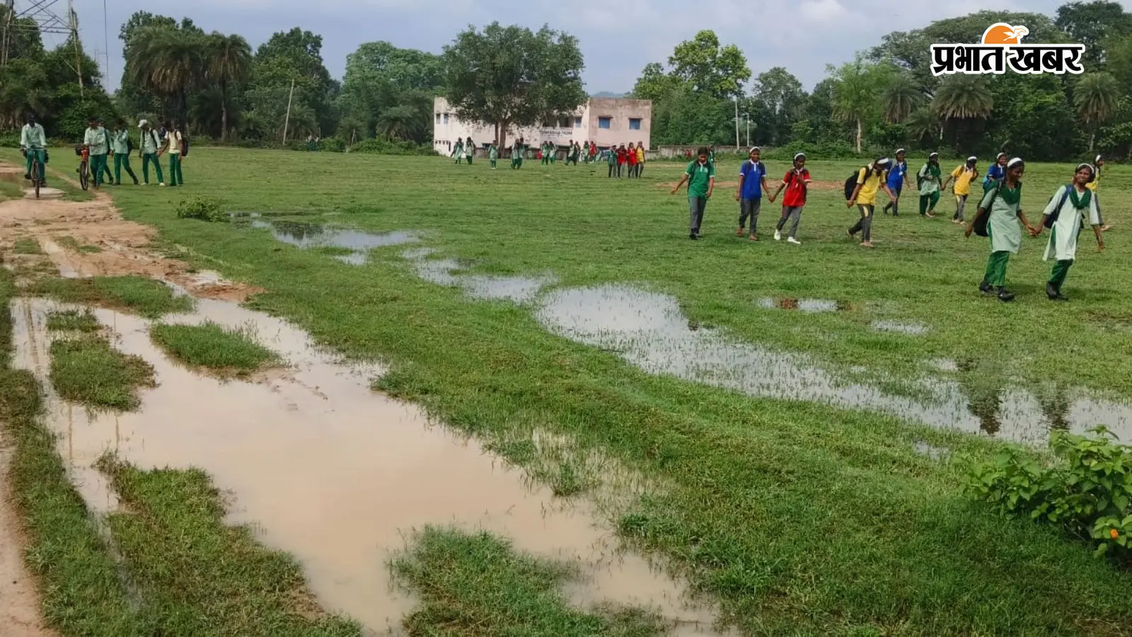उत्क्रमित उच्च विद्यालय चंपाडीह जाने वाले रास्ते की तस्वीर उत्क्रमित उच्च विद्यालय चंपाडीह जाने वाले रास्ते की तस्वीर