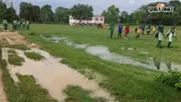 हजारीबाग चंपाडीह स्कूल के बच्चे बैग में जूते रखकर नंगे पैर जाने को मजबूर, BDO-CO के वादे के सालभर बाद भी नहीं बनी सड़क