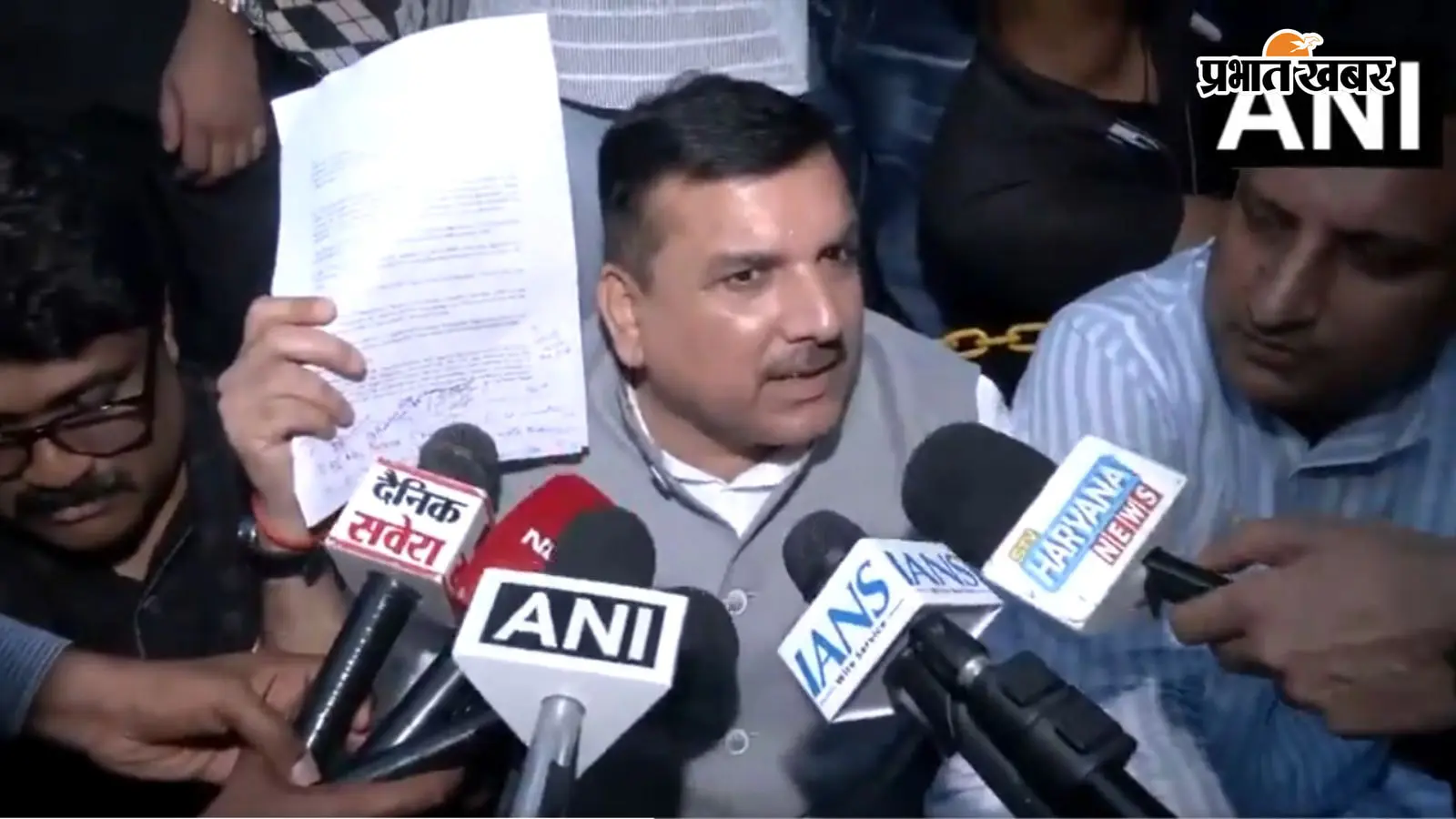आम आदमी पार्टी (AAP) के सांसद संजय सिंह के नेतृत्व में विपक्षी सांसदों का एक प्रतिनिधिमंडल सोनम वांगचुक से मिलने अस्पताल पहुंचे. आम आदमी पार्टी (AAP) के सांसद संजय सिंह के नेतृत्व में विपक्षी सांसदों का एक प्रतिनिधिमंडल सोनम वांगचुक से मिलने अस्पताल पहुंचे.