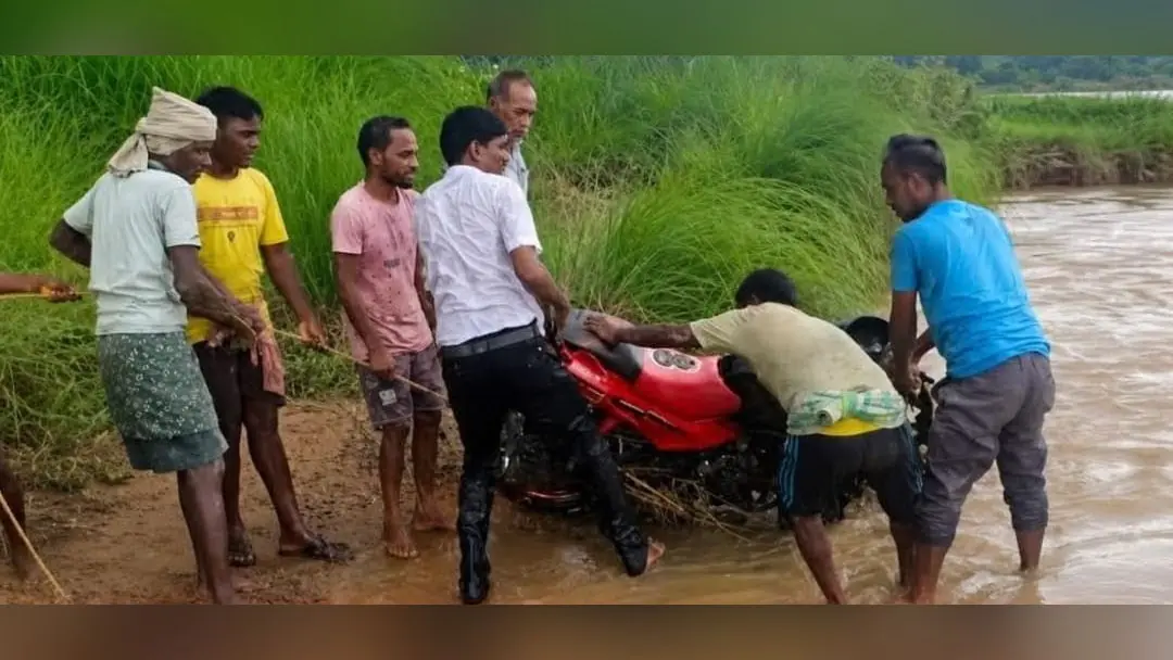 बड़ा हादसा टला : जलमग्न फेयर वेदर ब्रिज( कॉजवे) पार करते समय डुलुंग नदी में गिरी बाइक, स्थानीय लोगों ने बचाई सवार की जान | Prabhat Khabar Network बड़ा हादसा टला : जलमग्न फेयर वेदर ब्रिज( कॉजवे) पार करते समय डुलुंग नदी में गिरी बाइक, स्थानीय लोगों ने बचाई सवार की जान | Prabhat Khabar Network