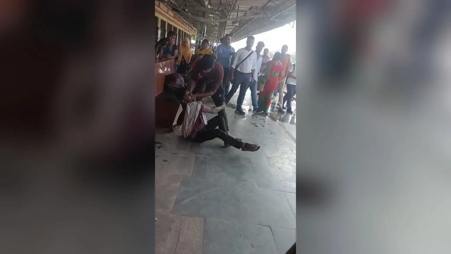 स्टेशन पर मारपीट होने का फोटो वायरल | Prabhat Khabar Network स्टेशन पर मारपीट होने का फोटो वायरल | Prabhat Khabar Network