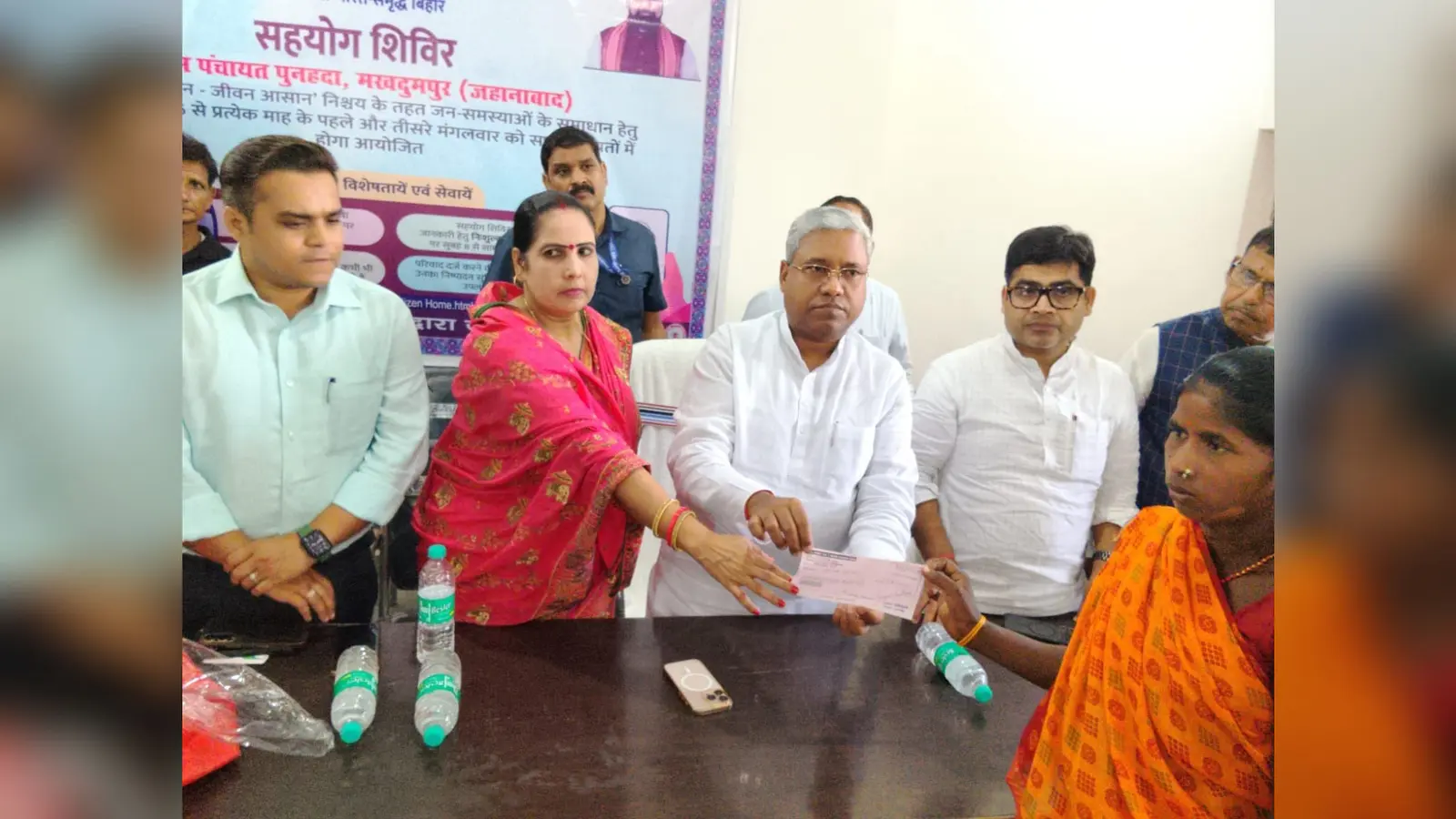लाभार्थियों को चेक देते मंत्री डॉ संतोष सुमन | Prabhat Khabar Network लाभार्थियों को चेक देते मंत्री डॉ संतोष सुमन | Prabhat Khabar Network