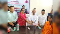 जहानाबाद: मखदुमपुर में मंत्री डॉ. संतोष सुमन ने आपदा पीड़ित परिवारों को दिए 8 लाख रुपये के सहायता चेक