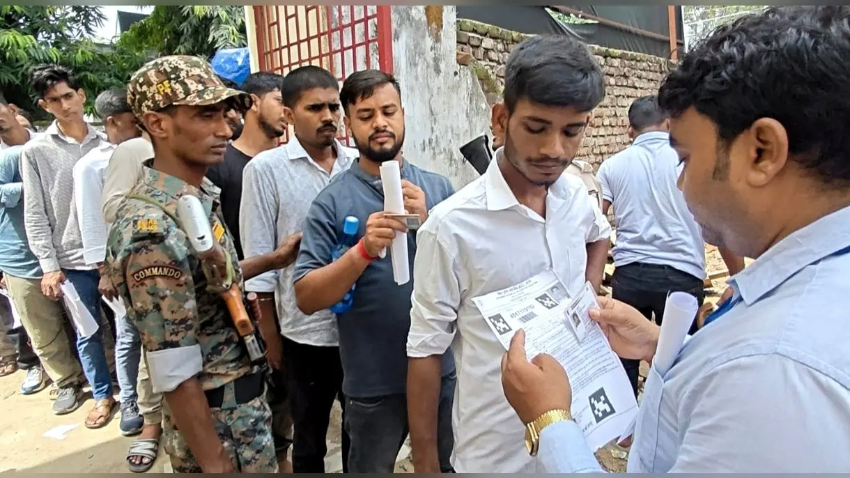 कैप्शन- केंद्र पर परीक्षार्थियों की जांच करते पदाधिकारी | Prabhat Khabar Network कैप्शन- केंद्र पर परीक्षार्थियों की जांच करते पदाधिकारी | Prabhat Khabar Network