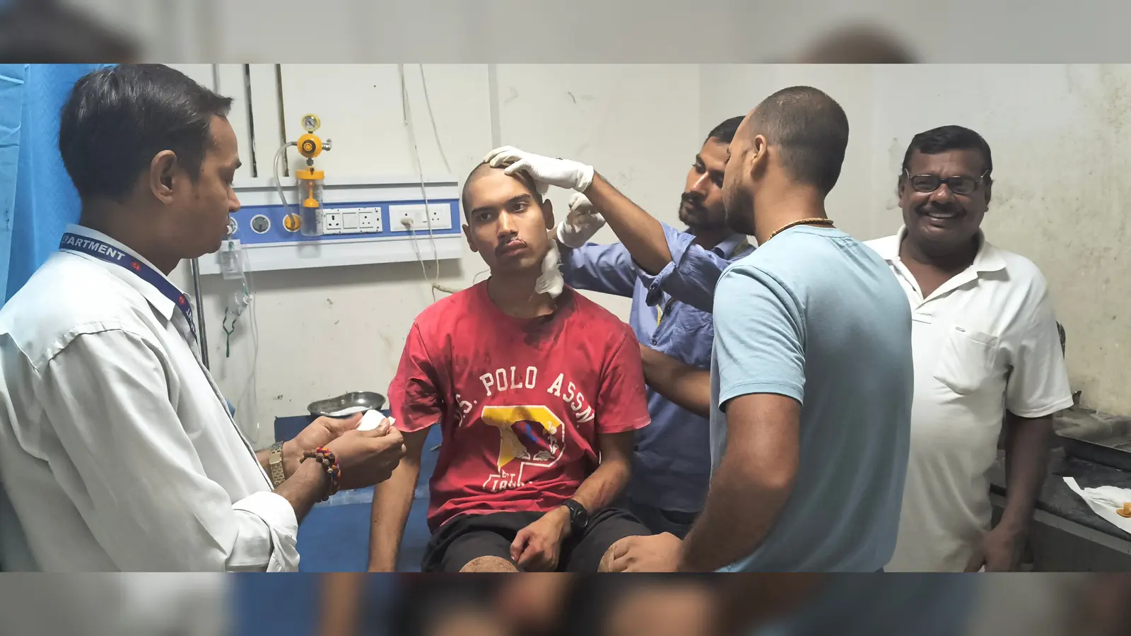 जख्मी का इलाज करते स्वास्थ्यकर्मी | Prabhat Khabar Network जख्मी का इलाज करते स्वास्थ्यकर्मी | Prabhat Khabar Network
