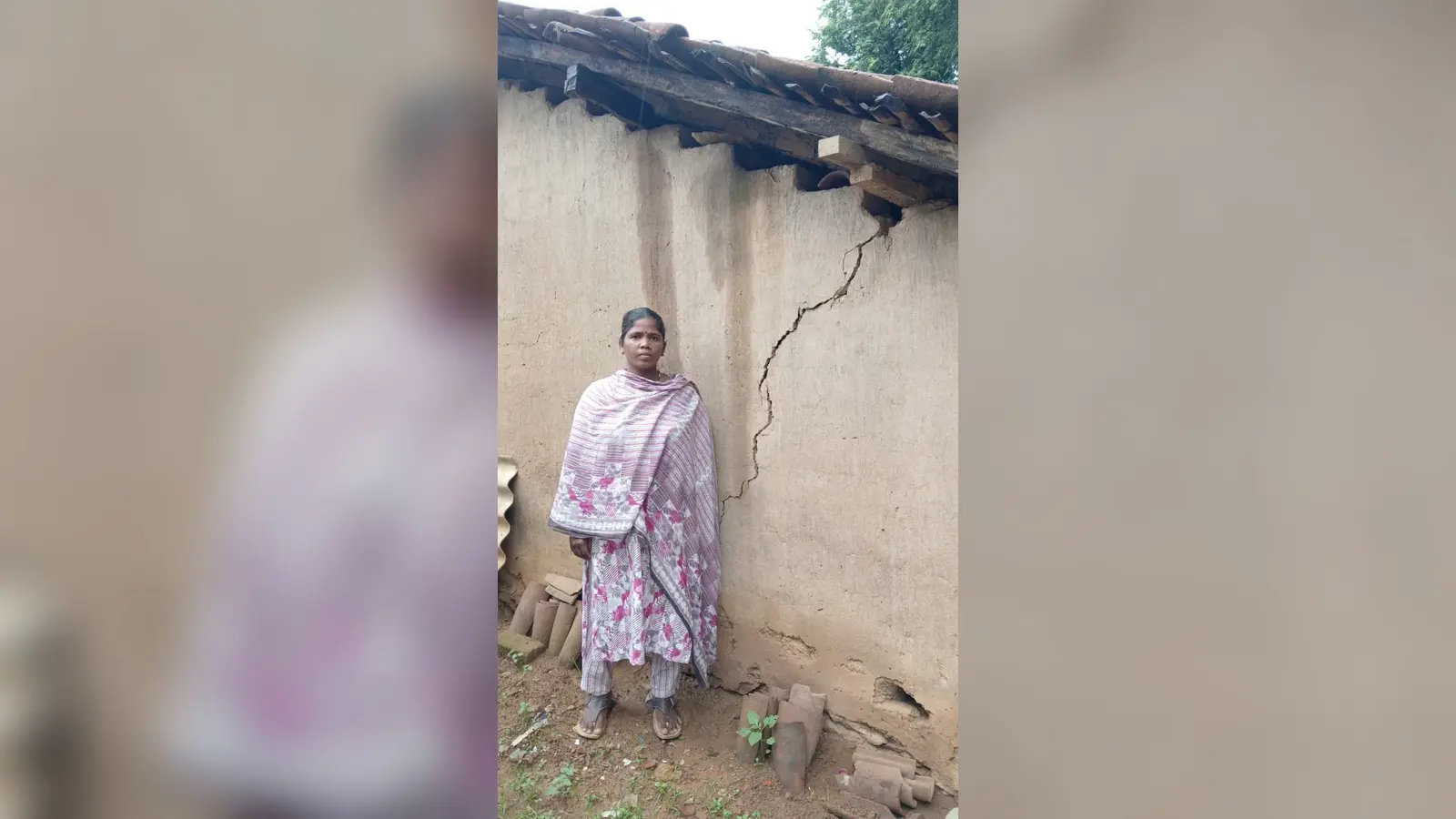 राशन डीलर अपना मिट्टी का क्षतिग्रस्त कर दिखाते हुए | Prabhat Khabar Network राशन डीलर अपना मिट्टी का क्षतिग्रस्त कर दिखाते हुए | Prabhat Khabar Network