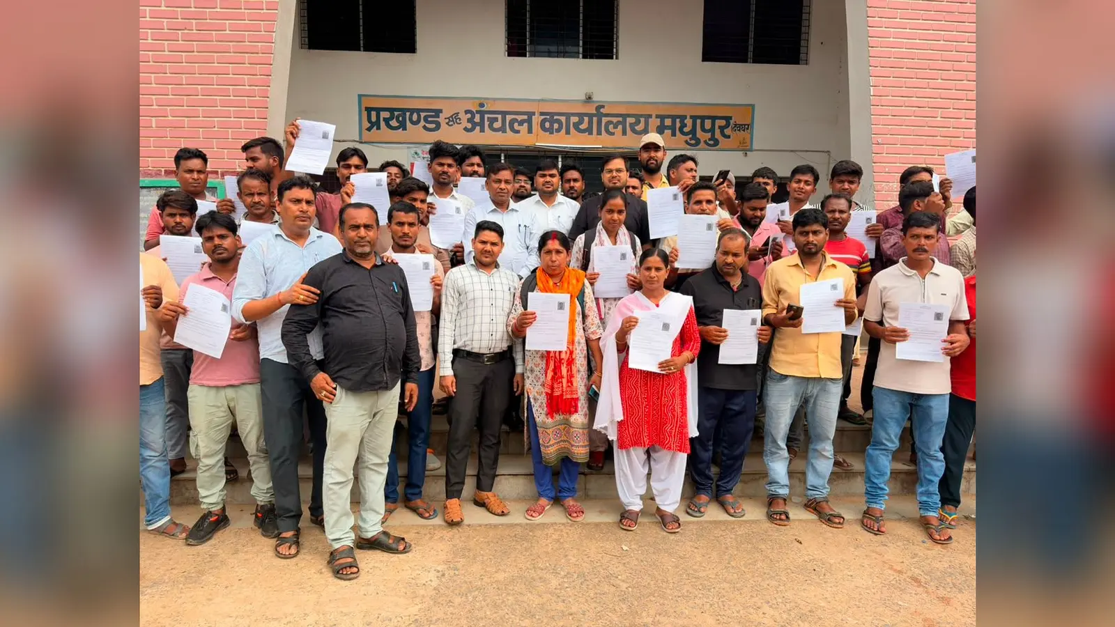 कैप्शन- आवेदन देने पहुंचे अभ्यर्थी | Prabhat Khabar Network कैप्शन- आवेदन देने पहुंचे अभ्यर्थी | Prabhat Khabar Network