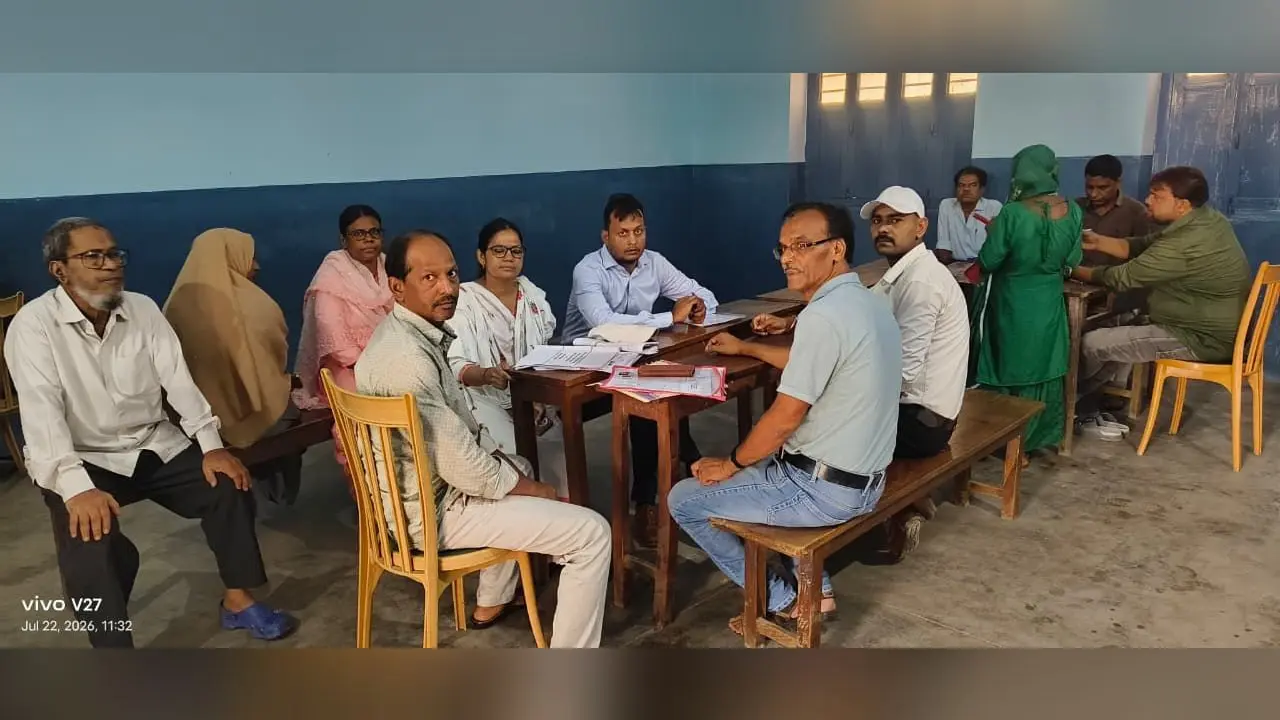 कैप्शन- बैठक करते बीएलओ व बीएलए टू | Prabhat Khabar Network कैप्शन- बैठक करते बीएलओ व बीएलए टू | Prabhat Khabar Network