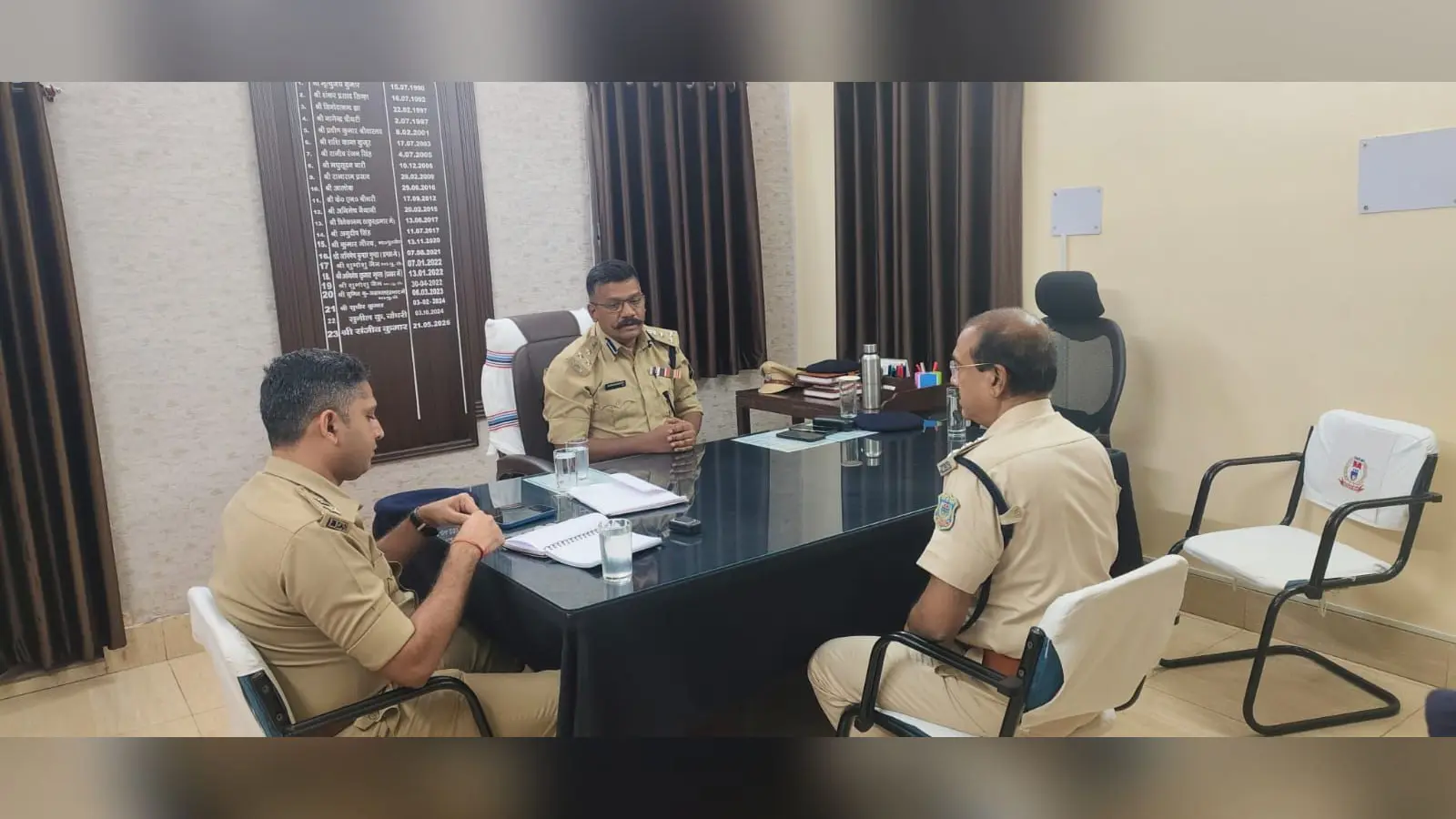 गोलमुरी स्थित सिटी डीएसपी कार्यालय में समीक्षा करते डीआईजी अनुरंजन किस्पोट्टा,साथ में सिटी एसपी ललित मीना व डीएसपी संजीव कुमार | Prabhat Khabar Network गोलमुरी स्थित सिटी डीएसपी कार्यालय में समीक्षा करते डीआईजी अनुरंजन किस्पोट्टा,साथ में सिटी एसपी ललित मीना व डीएसपी संजीव कुमार | Prabhat Khabar Network