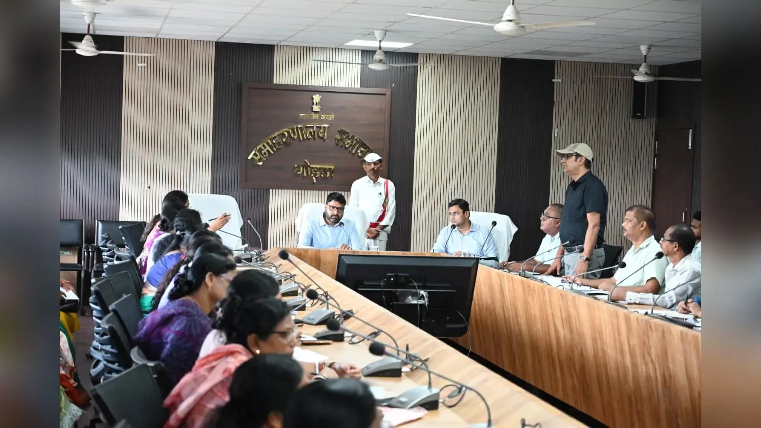 बैठक के दौरान डीसी लोकेश मिश्रा एवं डीडीसी श्रीकांत यशवंत. | Prabhat Khabar Network बैठक के दौरान डीसी लोकेश मिश्रा एवं डीडीसी श्रीकांत यशवंत. | Prabhat Khabar Network