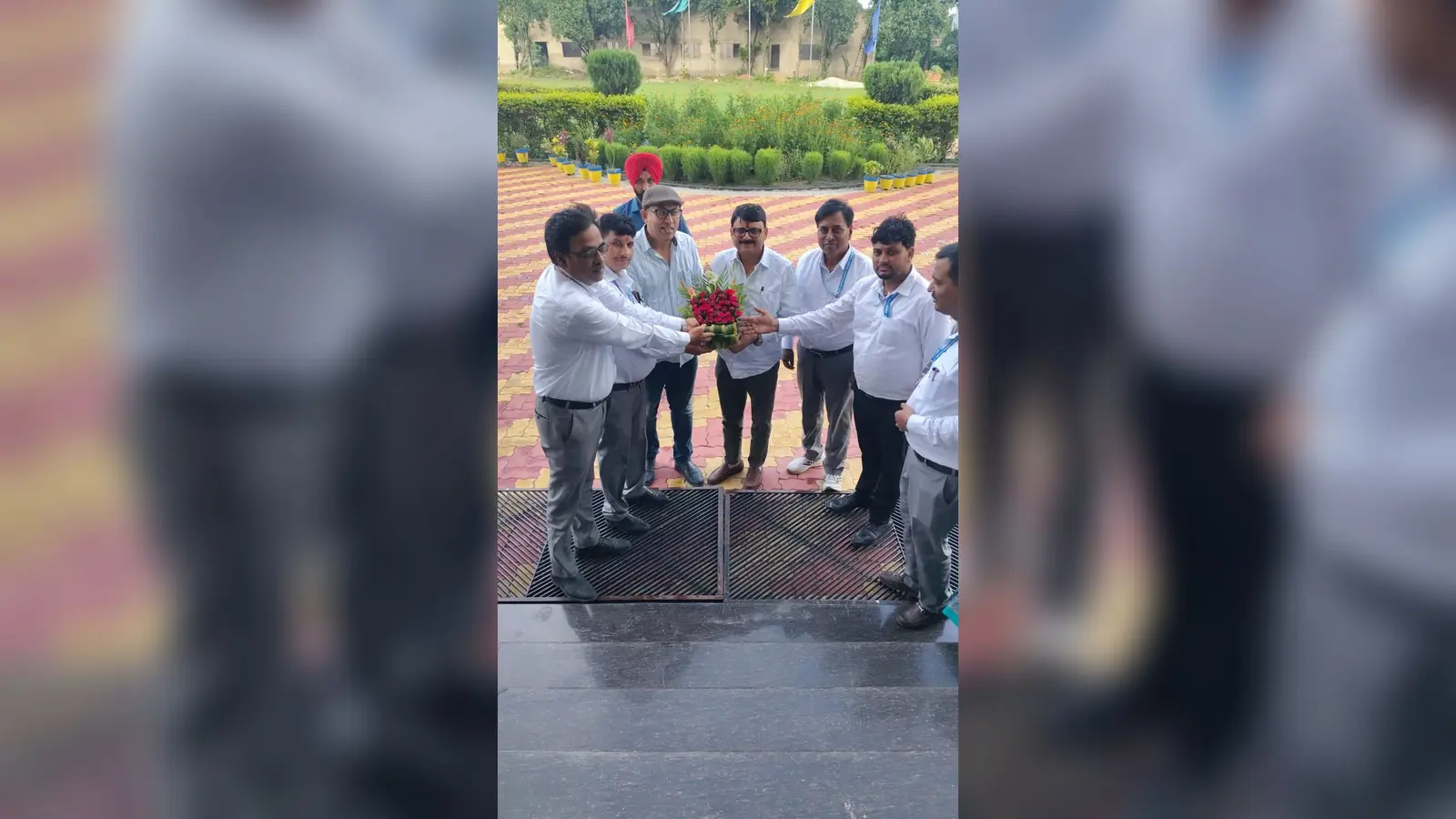 एस एनएस विद्यापीठ के चेयरमैन आलोक शर्मा को सम्मानित करते संस्था निदेशक ,प्राचार्य व अन्य | Prabhat Khabar Network एस एनएस विद्यापीठ के चेयरमैन आलोक शर्मा को सम्मानित करते संस्था निदेशक ,प्राचार्य व अन्य | Prabhat Khabar Network