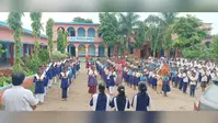आदर्श मध्य विद्यालय के मर्जर के खिलाफ आक्रोशित हुए ग्रामीण, DM को सौंपा ज्ञापन; चक्का जाम की दी चेतावनी