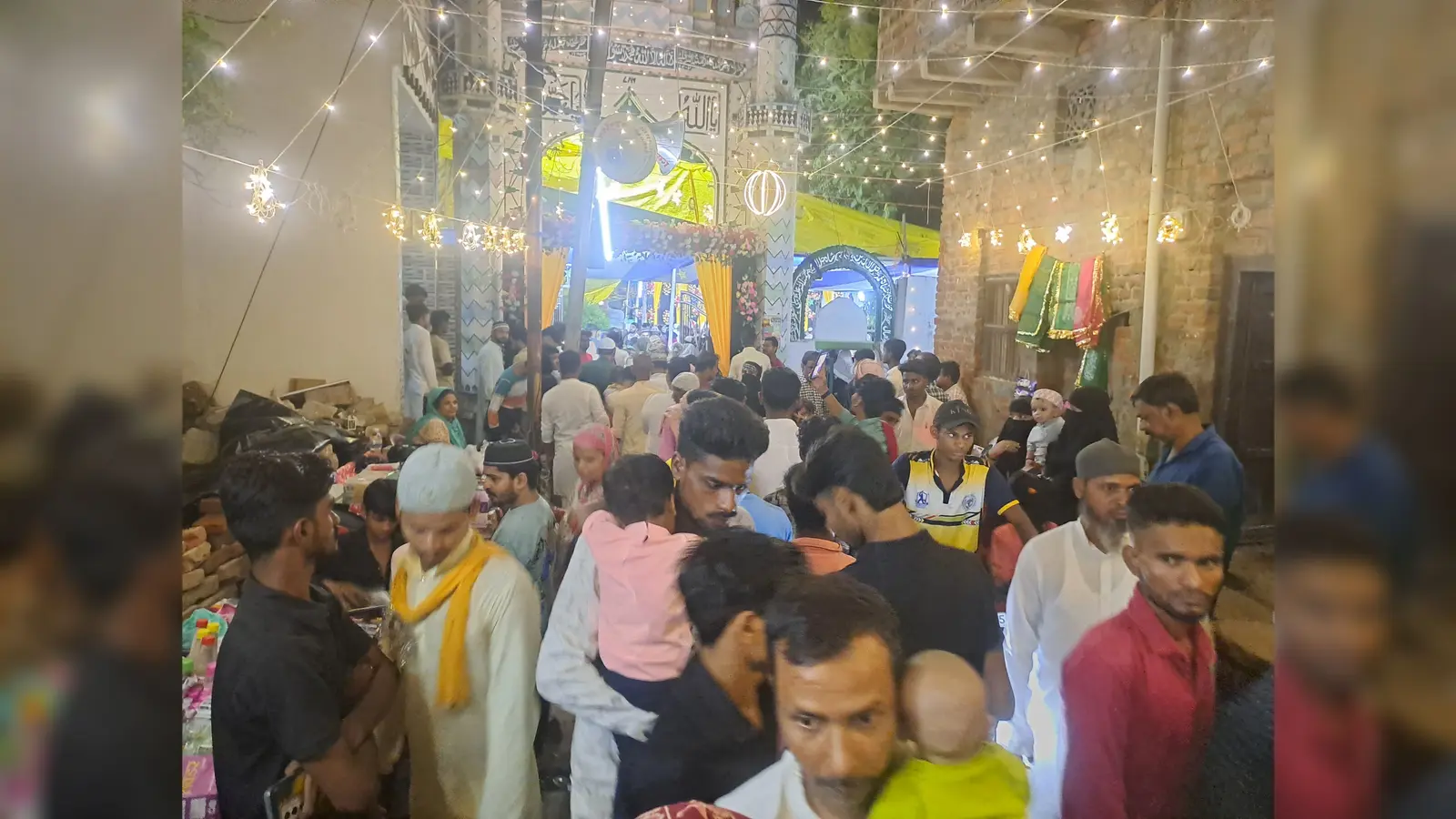फोटो कैप्शन : हजरत शाह जलाल पीर रहमतुल्लाह अलैह के 351वें उर्स शरीफ में शामिल अकीदतमंद. | Prabhat Khabar Network फोटो कैप्शन : हजरत शाह जलाल पीर रहमतुल्लाह अलैह के 351वें उर्स शरीफ में शामिल अकीदतमंद. | Prabhat Khabar Network