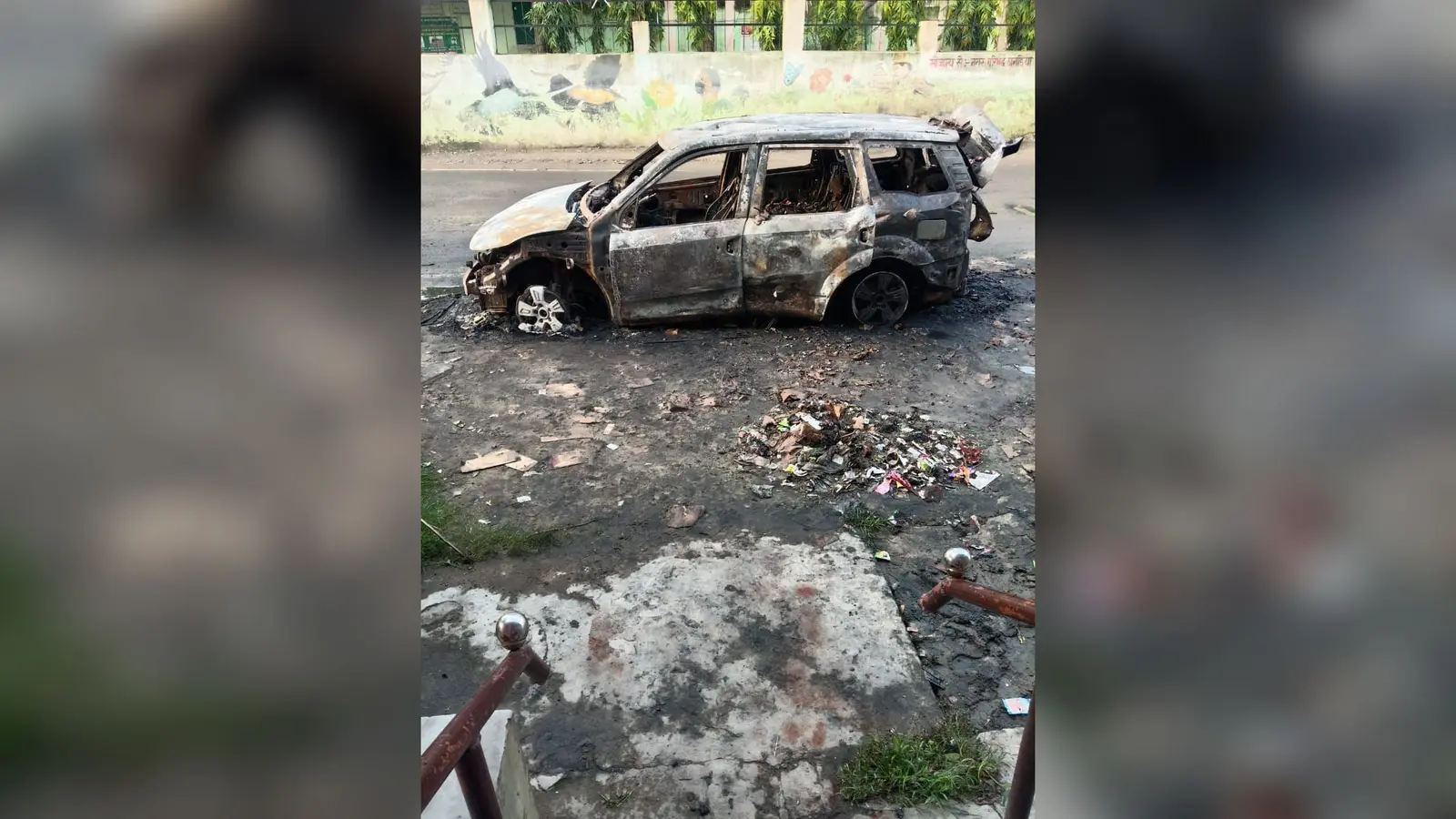 घटना स्थल शराब से लदी कार जलकर राख | Prabhat Khabar Network घटना स्थल शराब से लदी कार जलकर राख | Prabhat Khabar Network