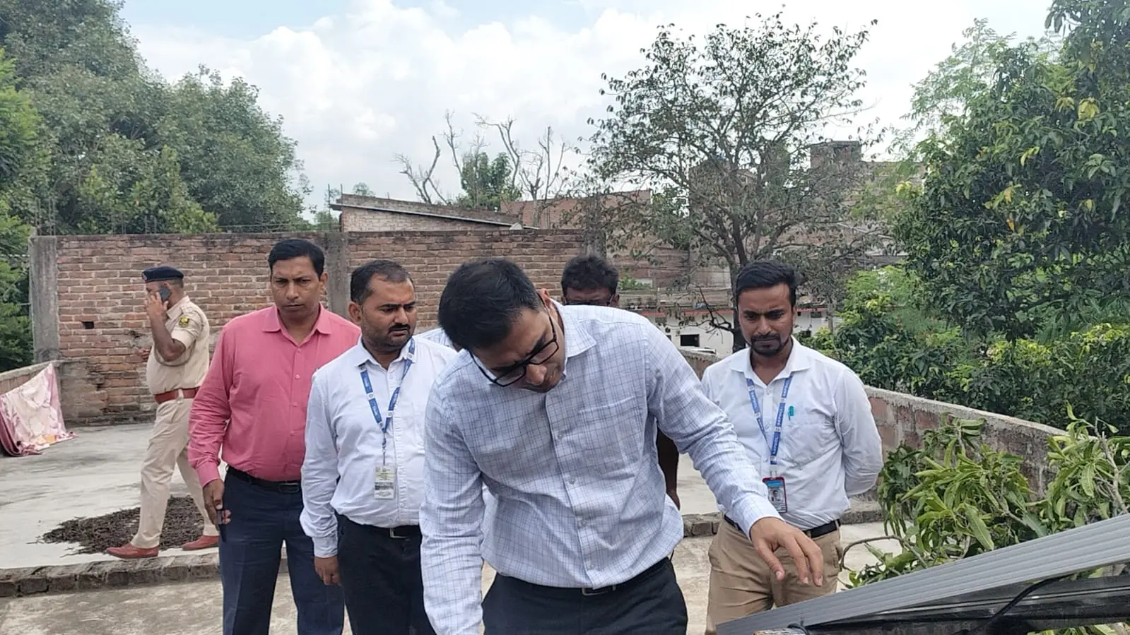 बीपीएल उपभोक्ता के घर पर लगे सोलर पैनल का अवलोकन करते विभागीय अधिकारी का फाइल फोटो | Prabhat Khabar Network बीपीएल उपभोक्ता के घर पर लगे सोलर पैनल का अवलोकन करते विभागीय अधिकारी का फाइल फोटो | Prabhat Khabar Network