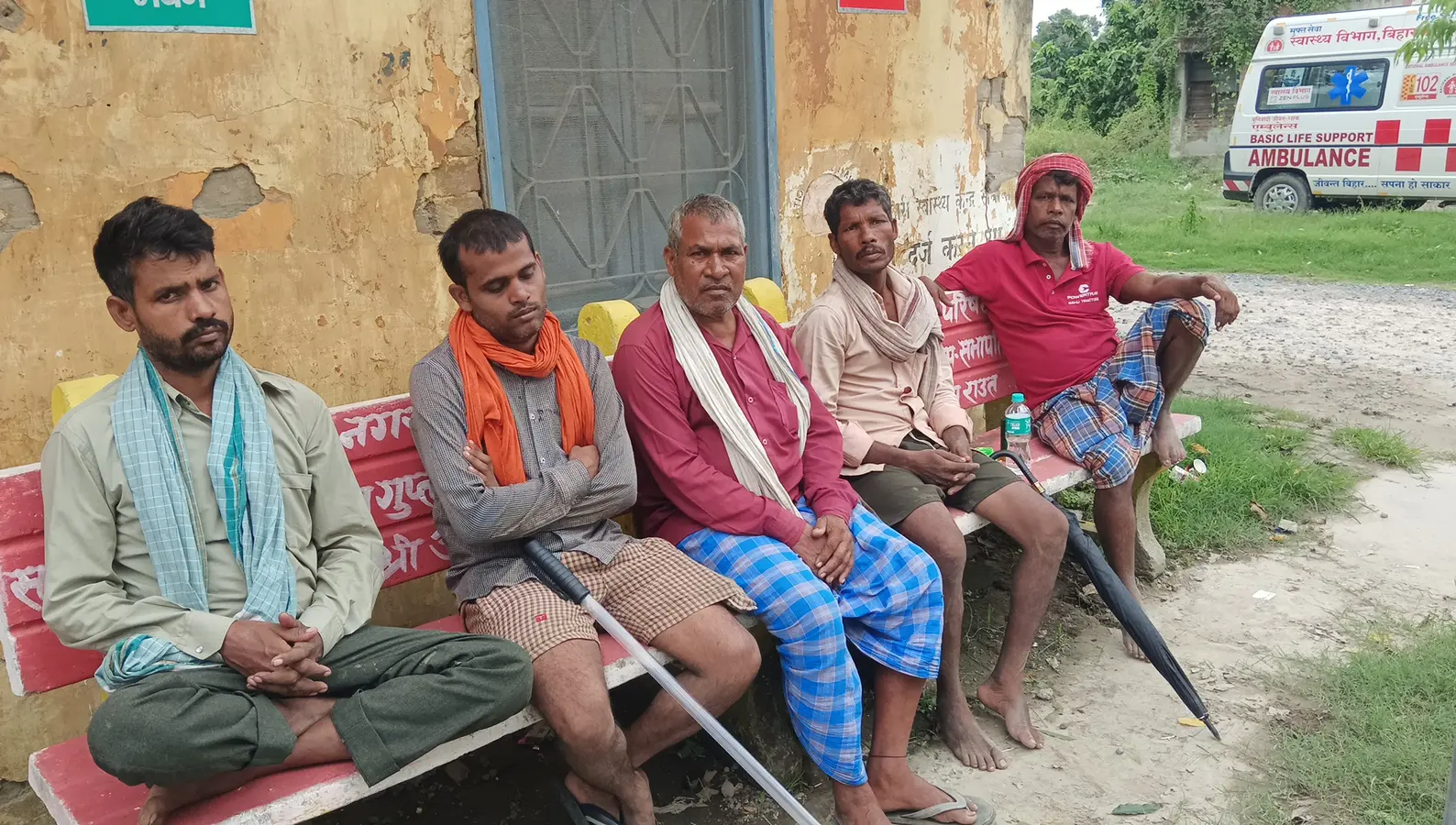 पोस्टमार्टम कक्ष के बाहर निराश बैठे पीड़ित परिजन | Prabhat Khabar Network पोस्टमार्टम कक्ष के बाहर निराश बैठे पीड़ित परिजन | Prabhat Khabar Network