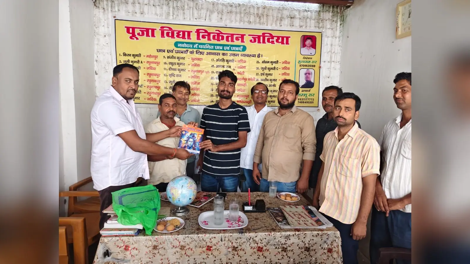 गायत्री परिवार के सदस्यों द्वारा सम्मानित करते हुए | Prabhat Khabar Network गायत्री परिवार के सदस्यों द्वारा सम्मानित करते हुए | Prabhat Khabar Network