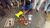 भगवान भरोसे सड़कः मरम्मत नहीं होने पर ग्रामीणों ने बीच सड़क पर की पूजा-अर्चना