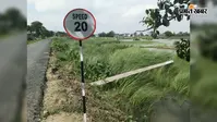 नवनिर्मित सड़क किनारे गिरे बिजली के पोल, कृषि फीडर की आपूर्ति ठप, किसानों की बढ़ी परेशानी
